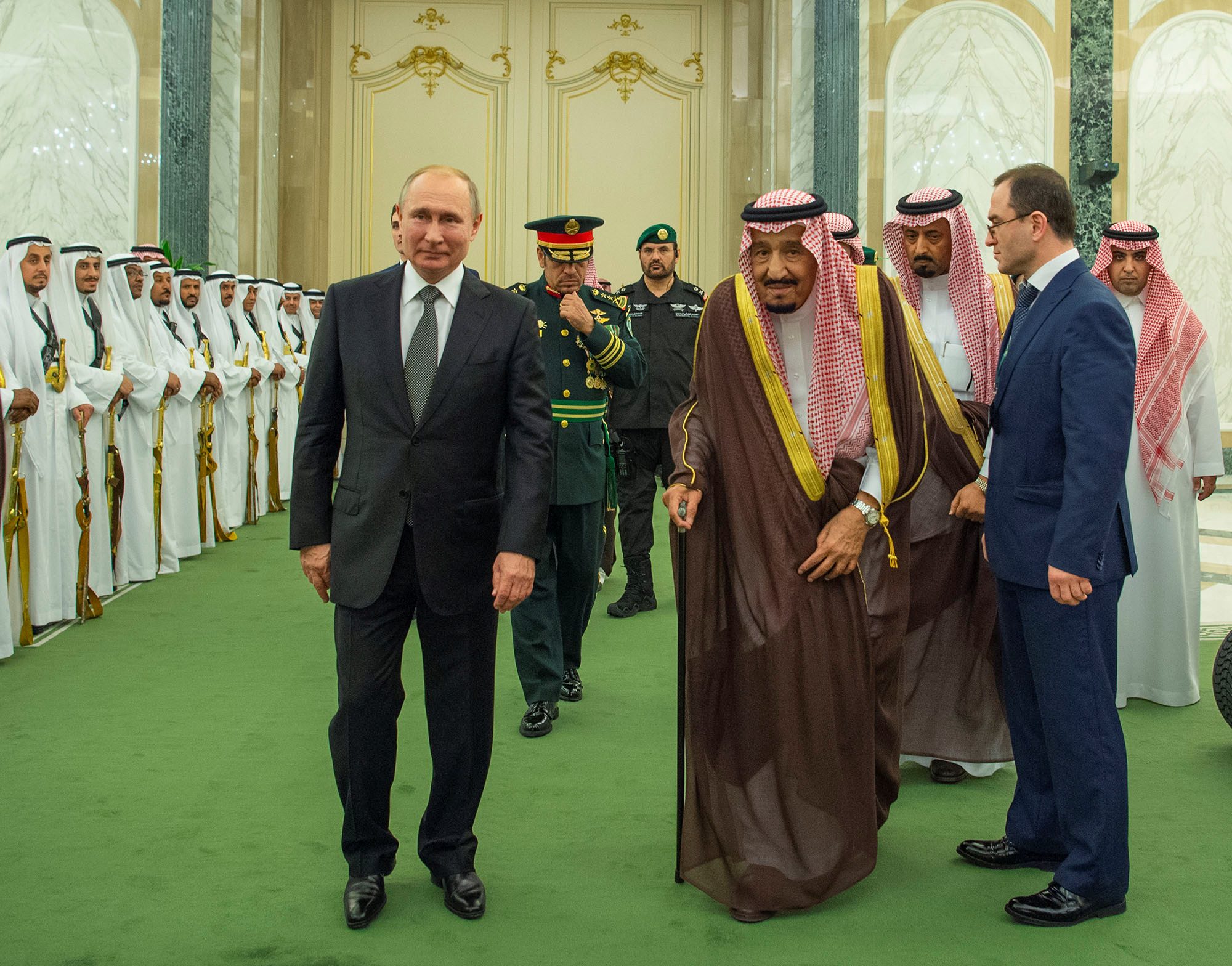فرقة الموسيقى العسكرية للجيش السعودي تستقبل بوتين بـ«عزف سيئ» للنشيد الوطني الروسي