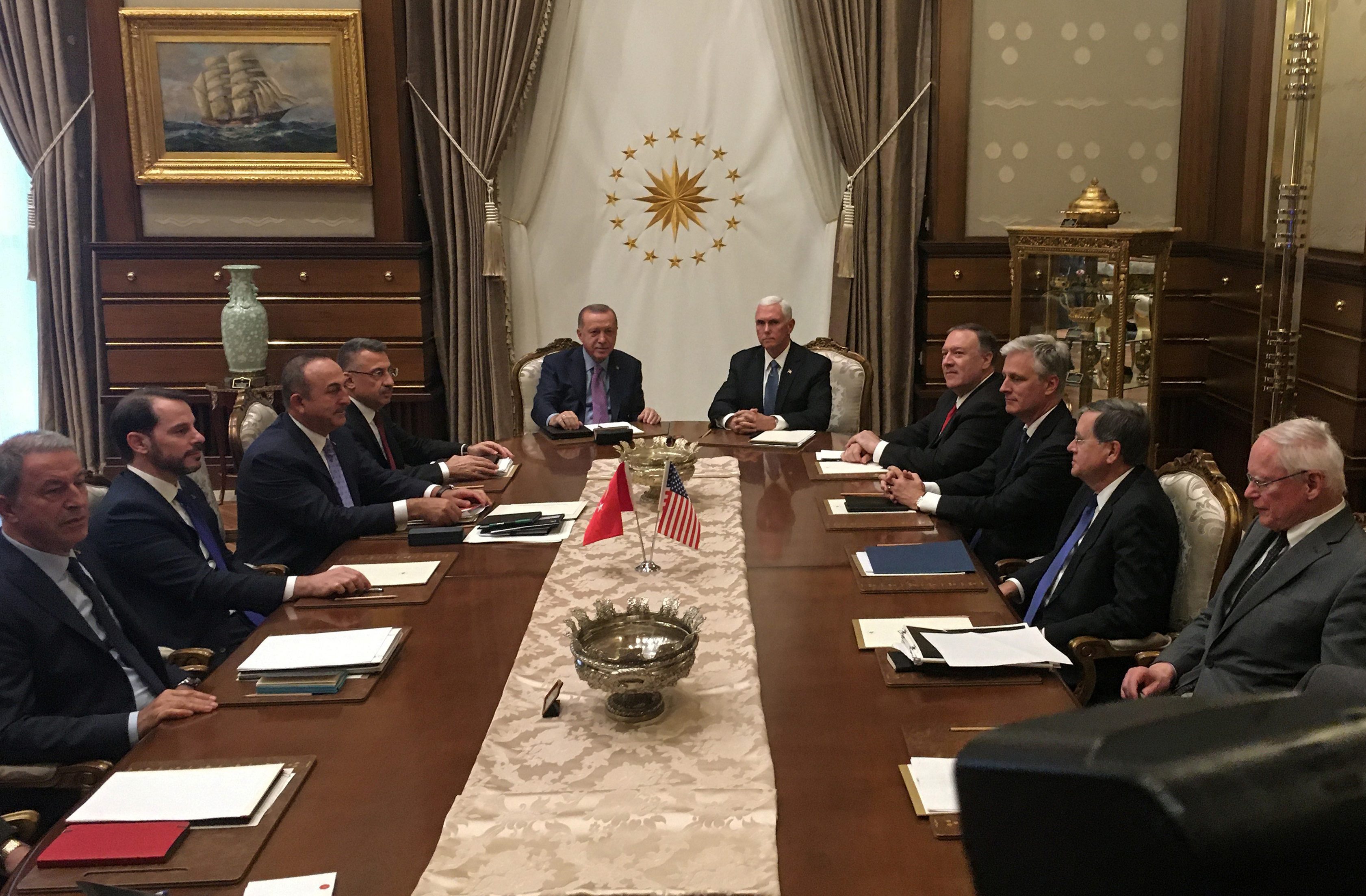 الرئيس التركي رجب طيب أردوغان مع نائب الرئيس الأمريكي مايك بنس