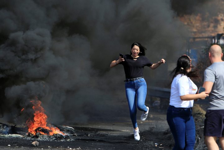 “كلن يعني كلن، ومرتي وحدة منن”.. شاهد أطرف المواقف واللافتات التي حُملت في مظاهرات لبنان