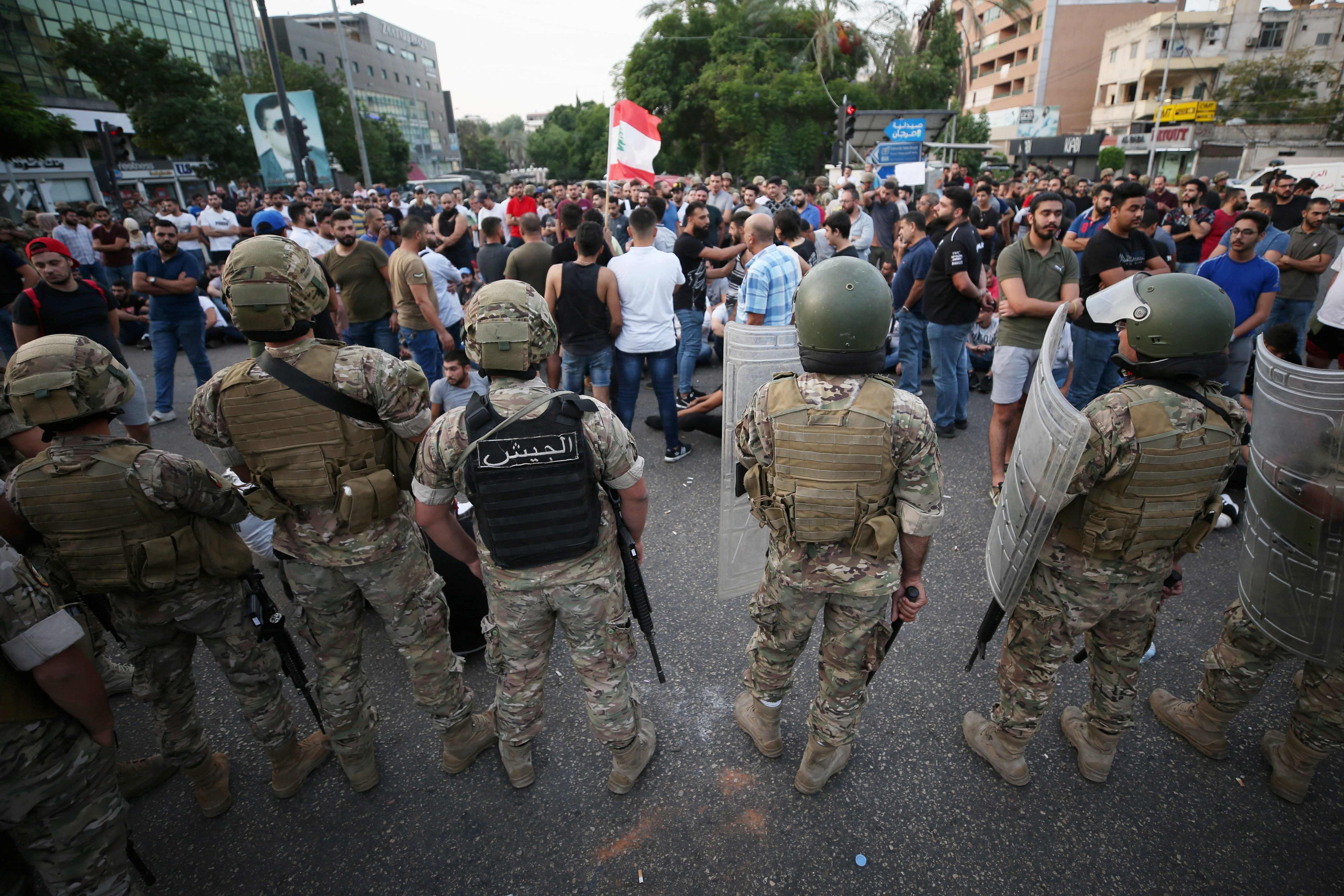 أول بيان للجيش اللبناني حول الاحتجاجات: نعلن تضامننا مع المتظاهرين