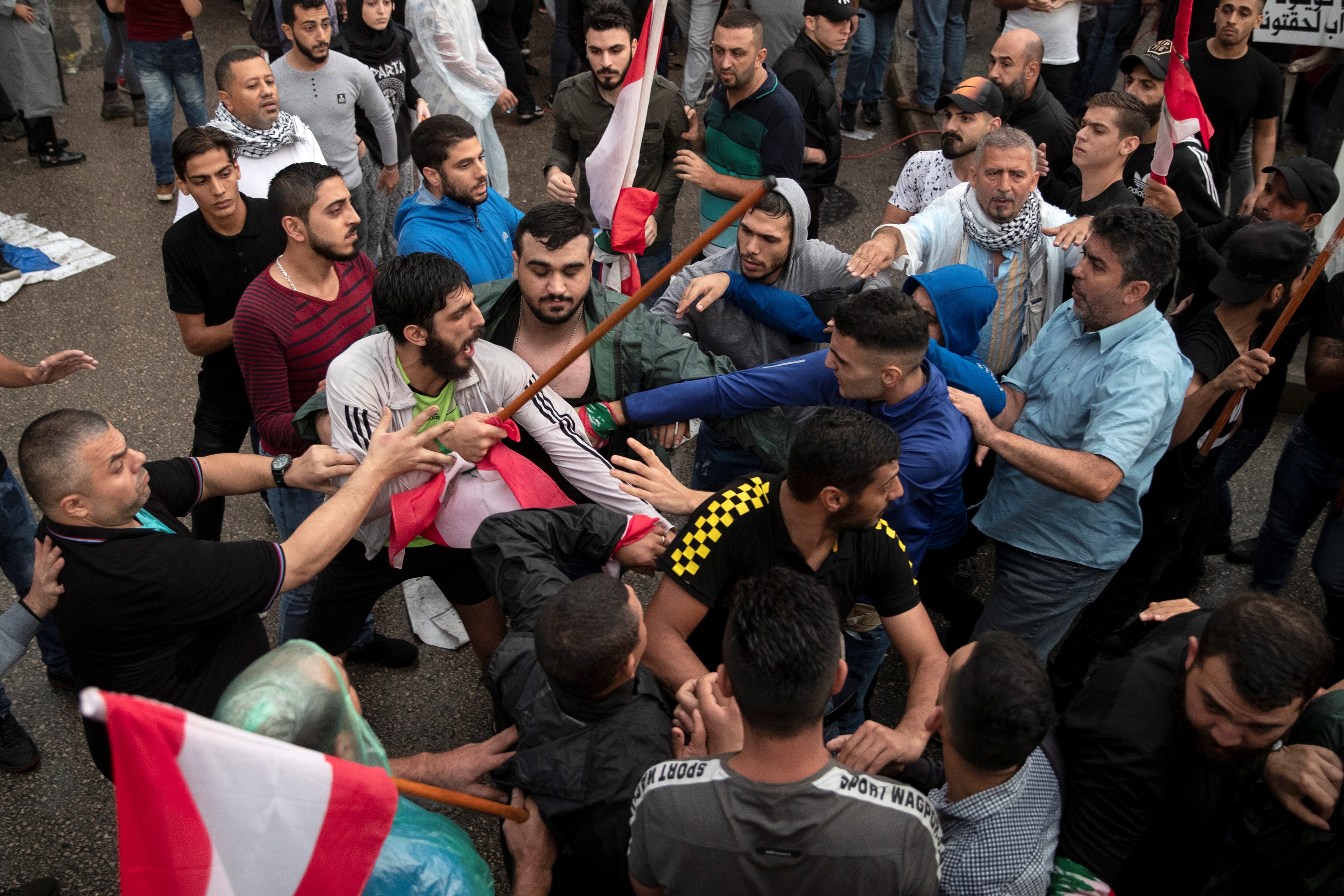 تدخّلت القوى الأمنية التي تتمترس أمام السراي الحكومي، وعمِلت على الفصل بين مناصري "حزب الله" والمتظاهرين