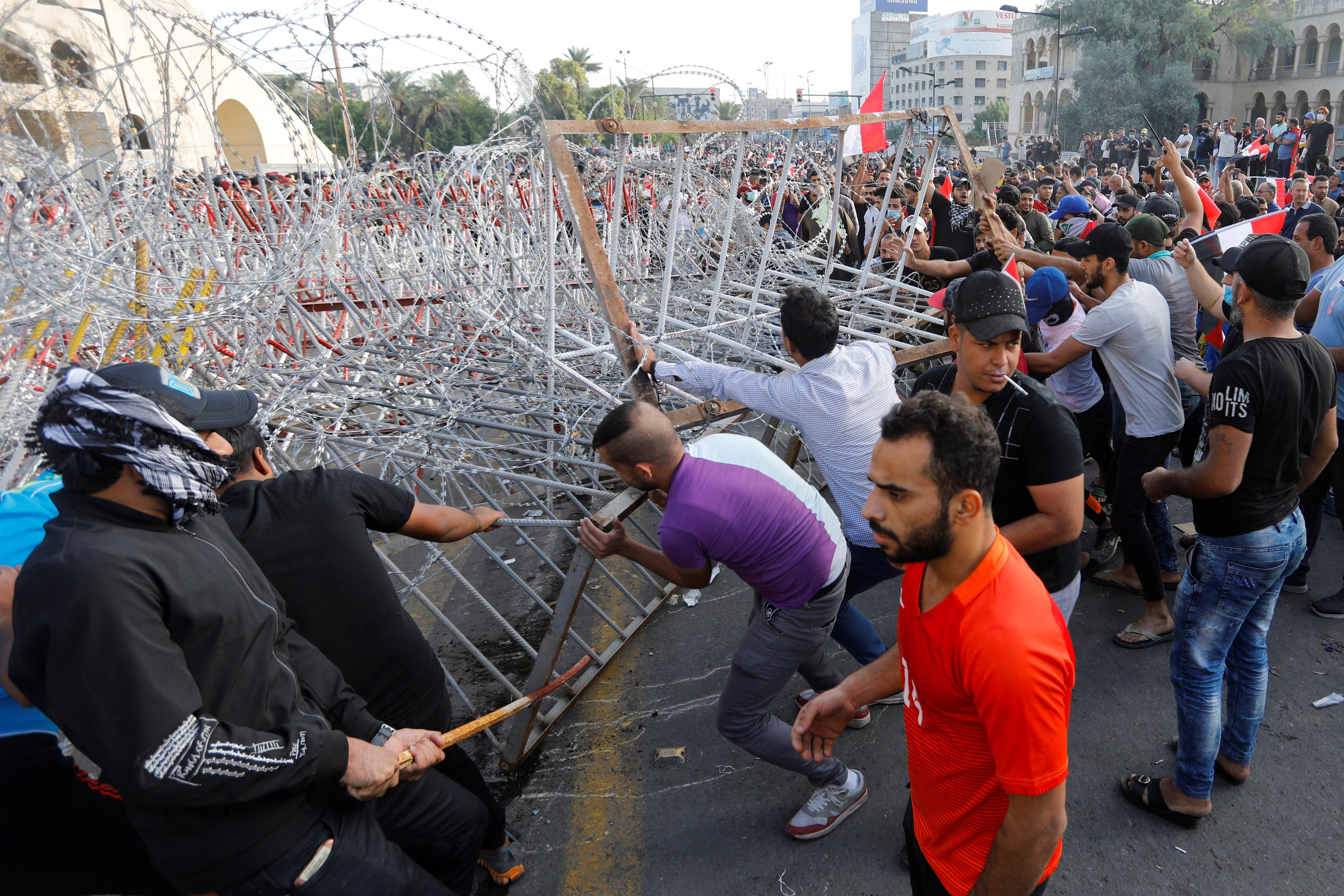 استعداداً للاعتصام.. مئات المحتجين يقتحمون المنطقة الخضراء وسط بغداد، والأمن يفرقهم بالغاز المسيل للدموع