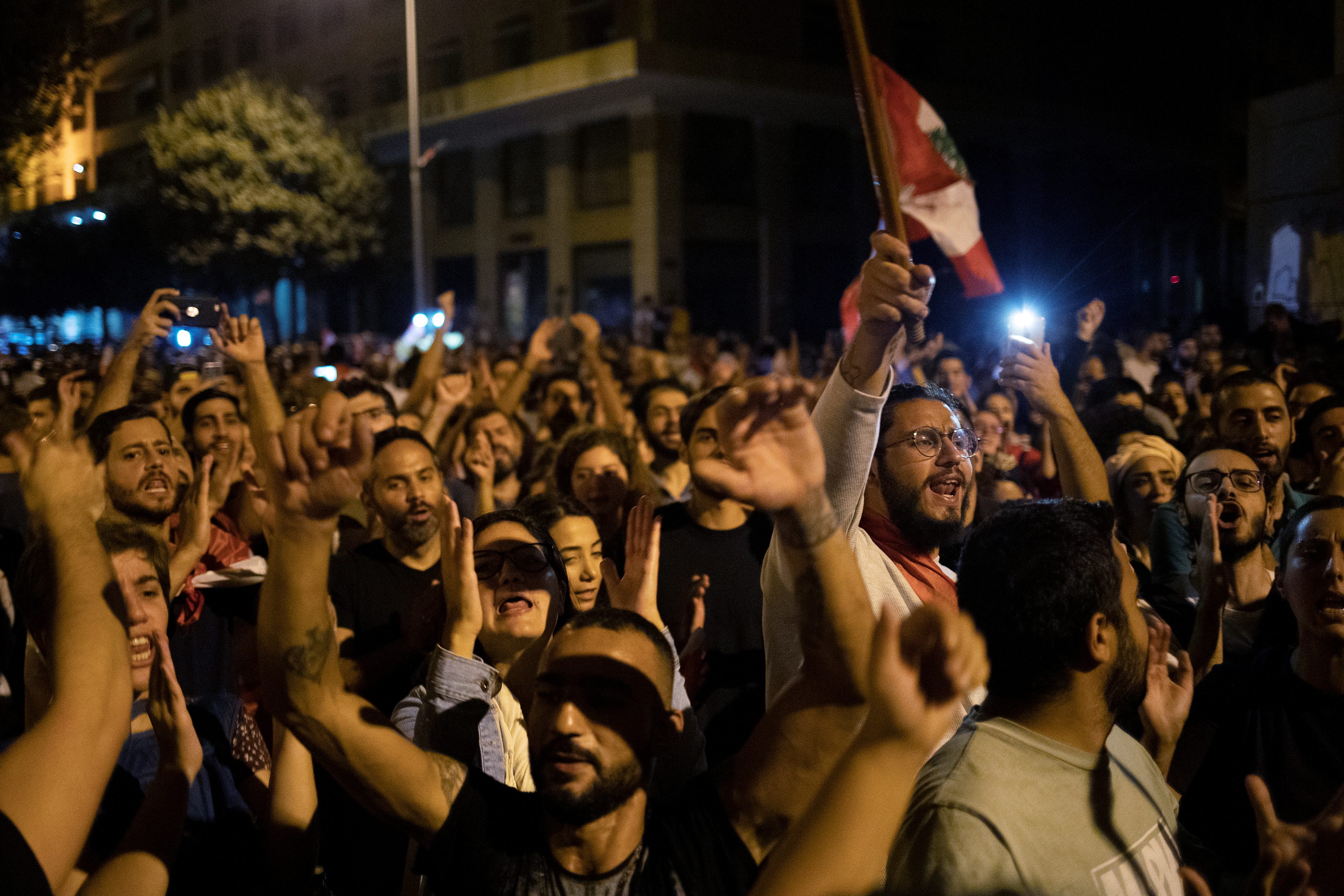 تجتاح لبنان منذ عشرة أيام احتجاجات ضد نخبة سياسية متهمة بالفساد وسوء إدارة أموال الدولة وقيادة البلاد نحو انهيار اقتصادي