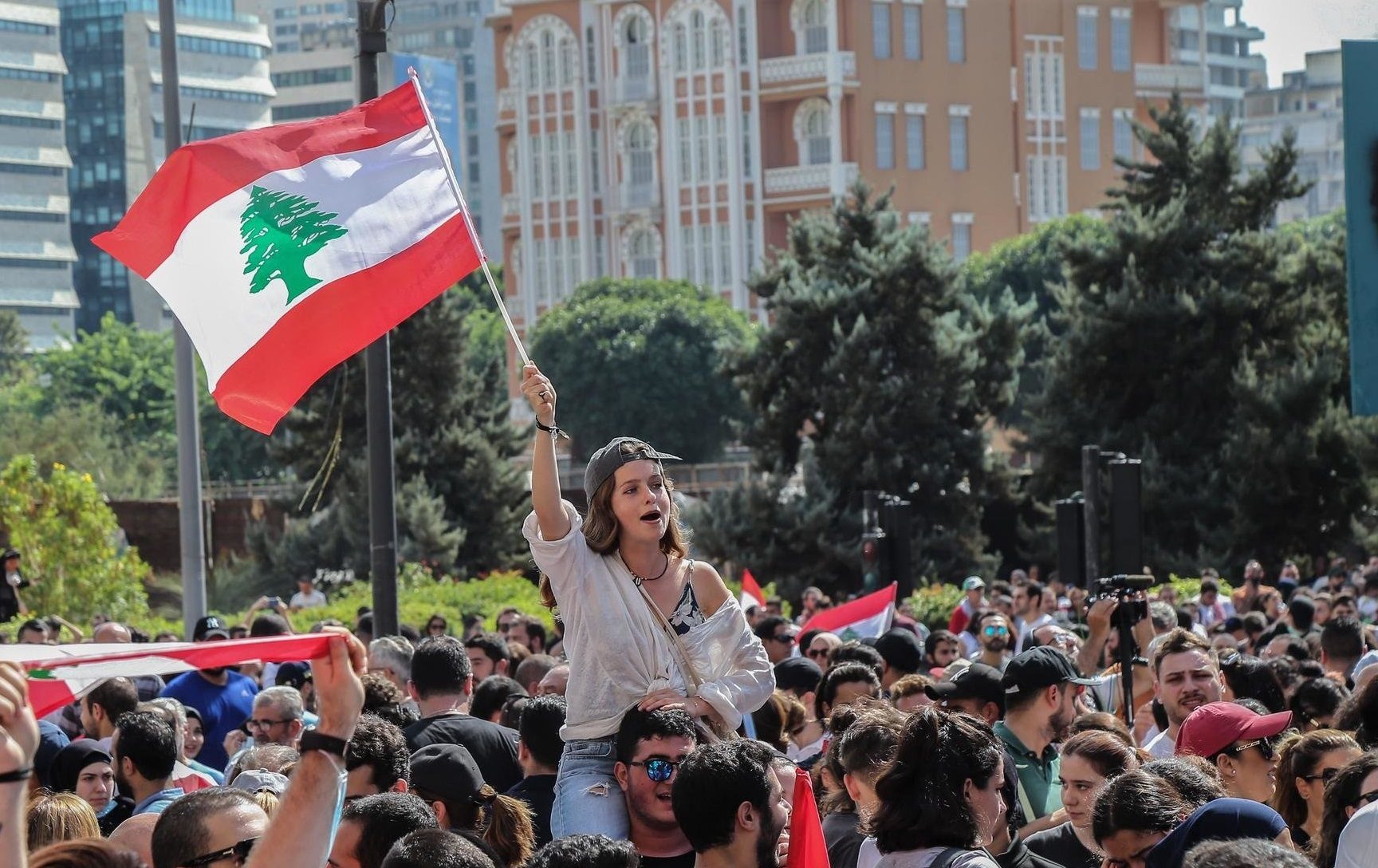 إحدى المتظاهرات في احتجاجات بيروت