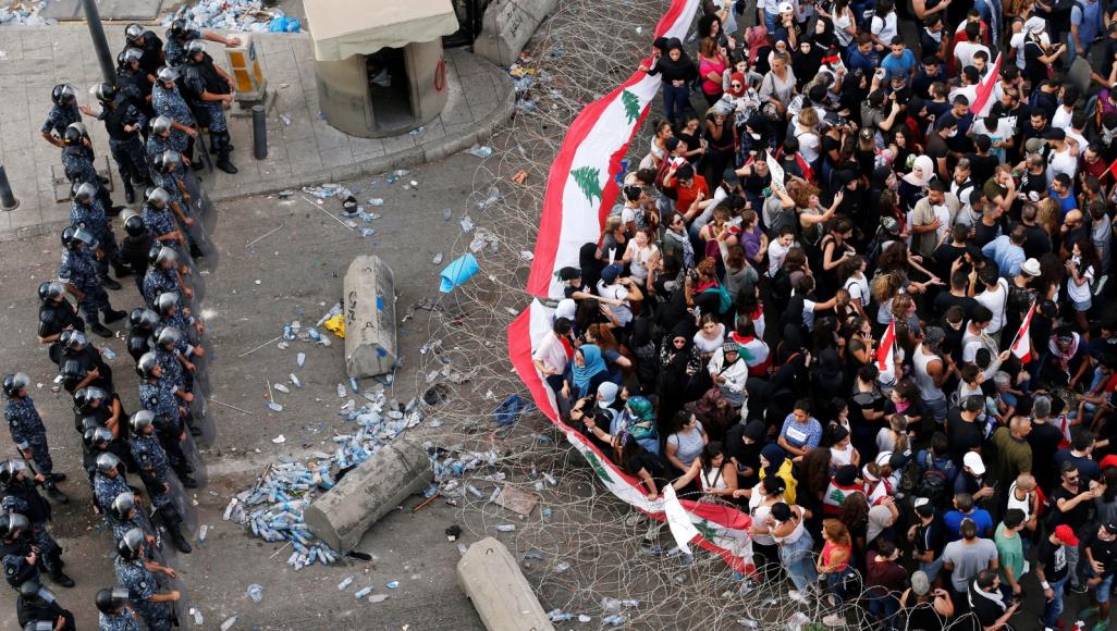 «استيقظنا أخيراً».. هل أسقط المحتجون في جنوب لبنان جدار الخوف من «حزب الله»؟