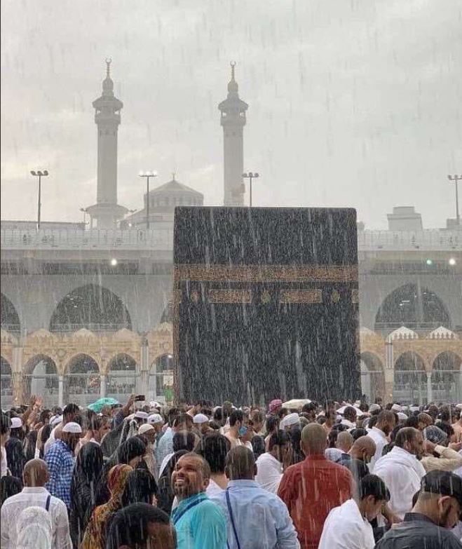 انقطاع للكهرباء وانهيارات لمبانٍ.. الأمطار تغرق شوارع مكة المكرمة،