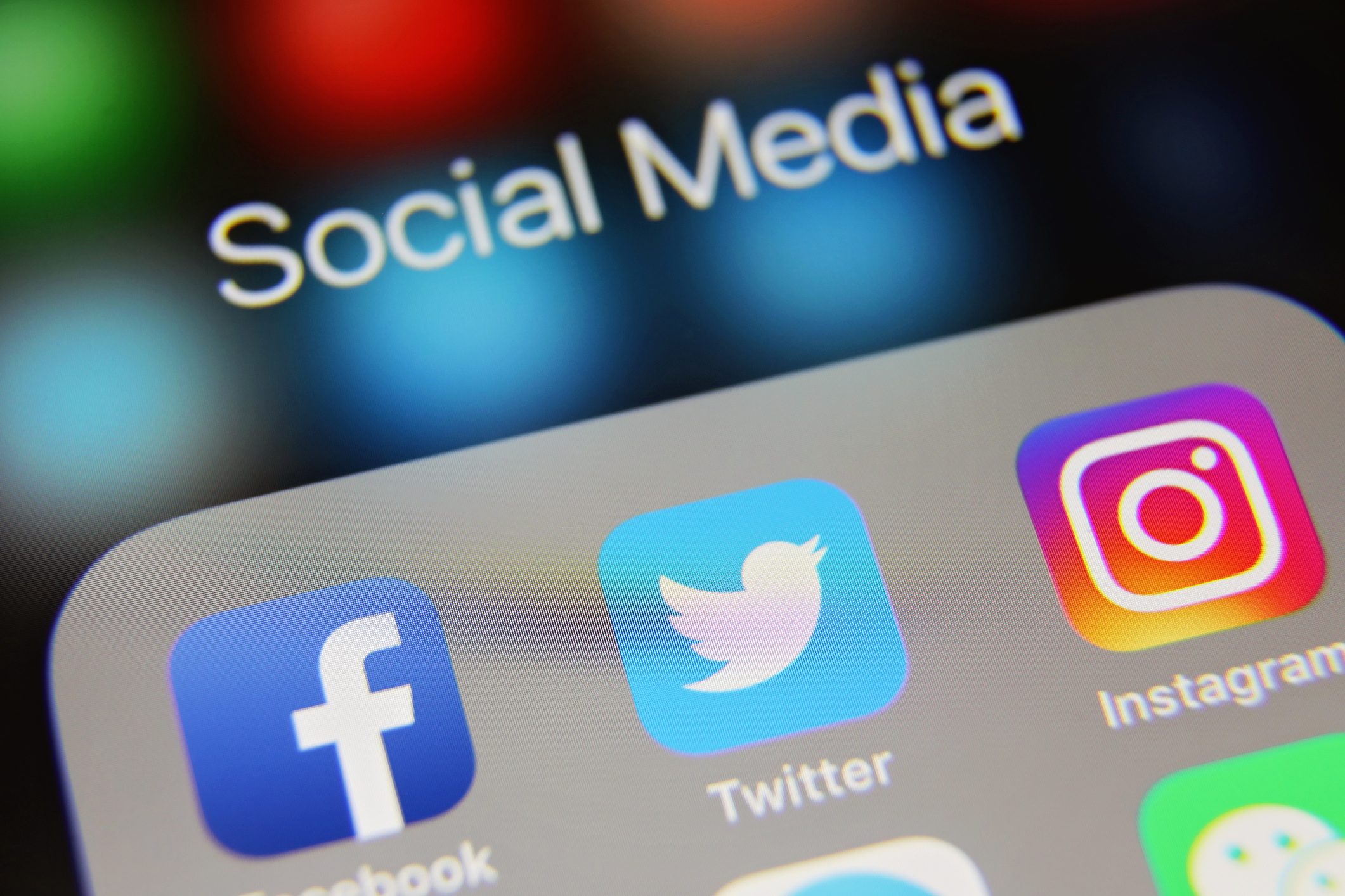 التحكم في خصوصية المنشورات على فيسبوك وتويتر وإنستغرام وسناب شات