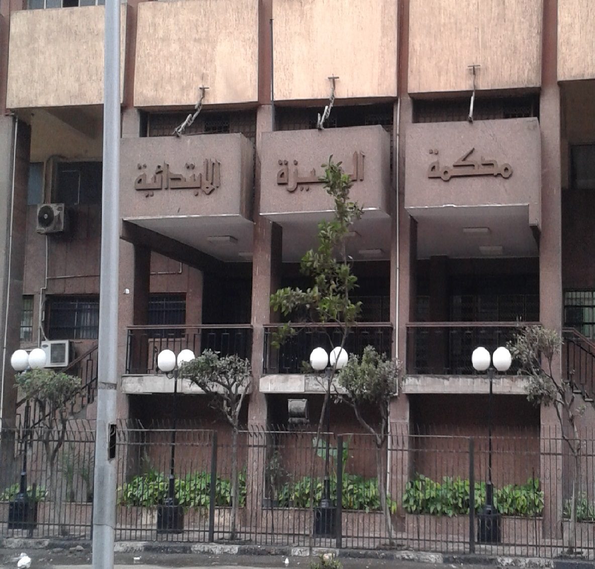 محكمة مصرية تقضي بإعدام 6 وسجن 20 بينهم أحداث في «الهجوم على فندق» أثناء تواجد سياح إسرائيليين