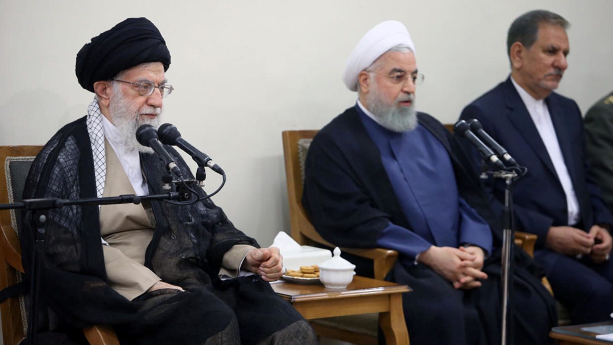 هل يستغل المرشد انتفاضة البنزين للتخلص من روحاني؟ قصة صراع أجنحة الحكم في إيران