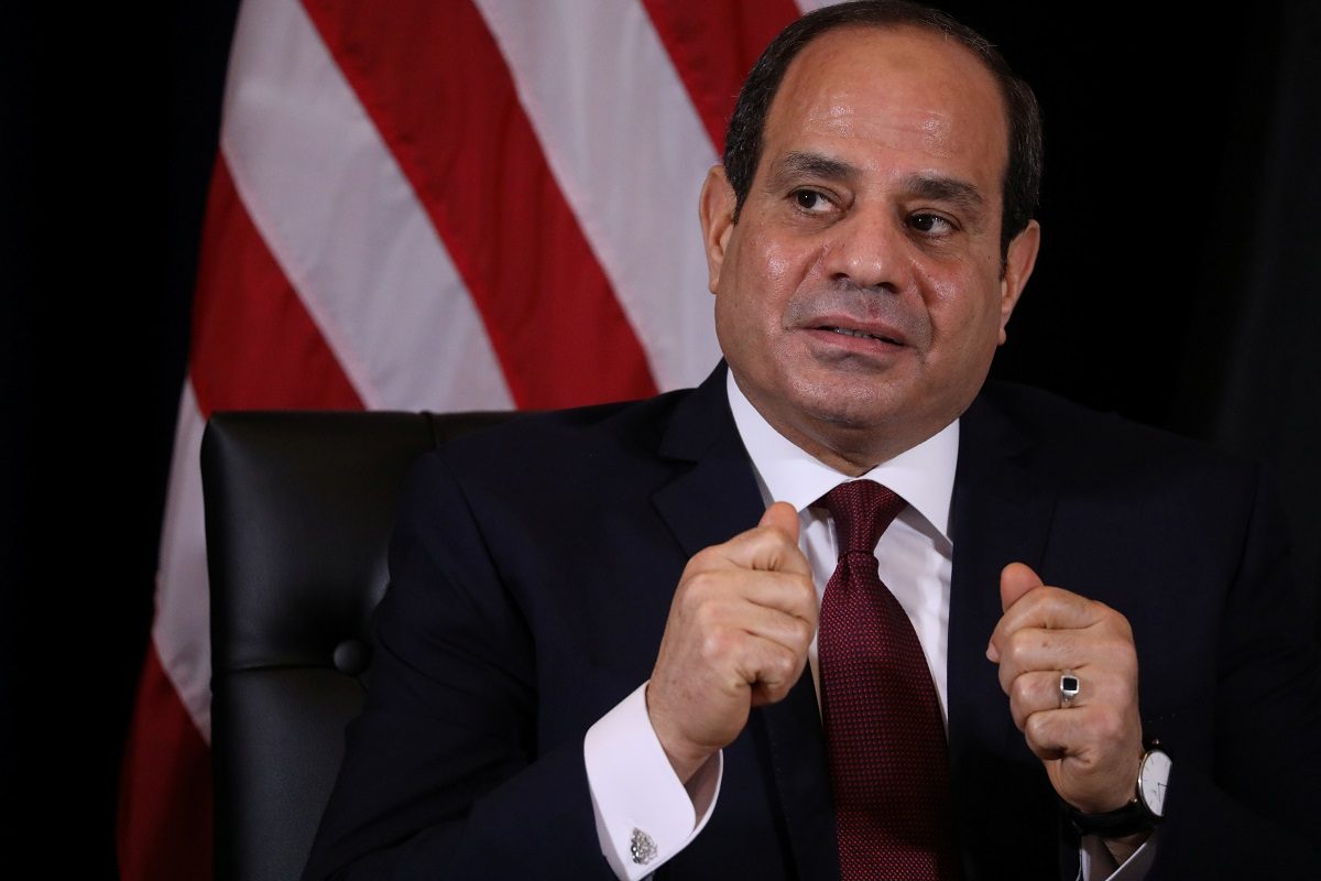 السيسي وجهاً لوجه مع المحتجين.. خرج من المقر الرئاسي في ألمانيا فوجد الهتاف ضده