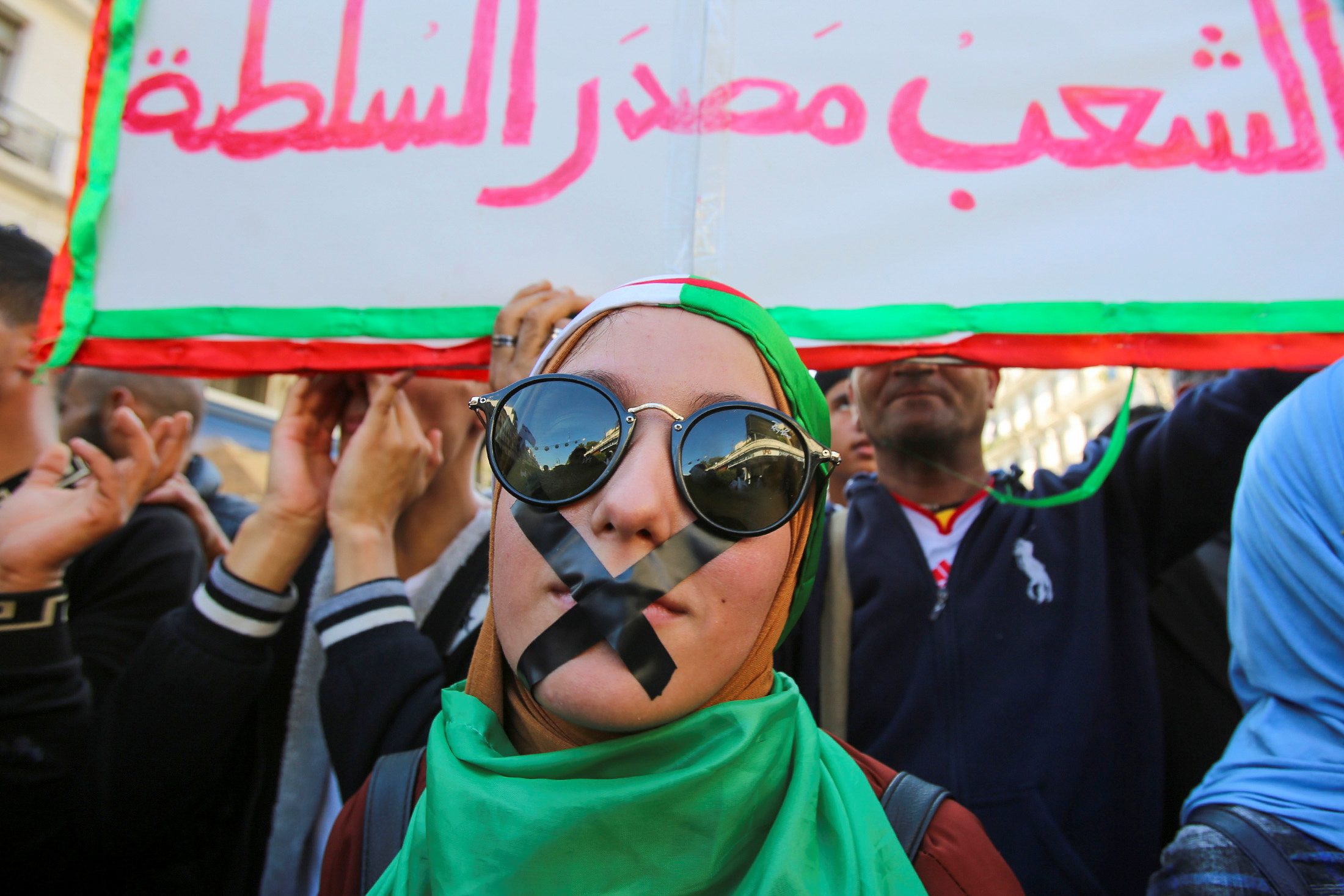 يرفضون الانتخابات ويرشقون مرشحي الرئاسة بالبيض.. هل يتسبب ثوار الجزائر في فشل ثورتهم؟