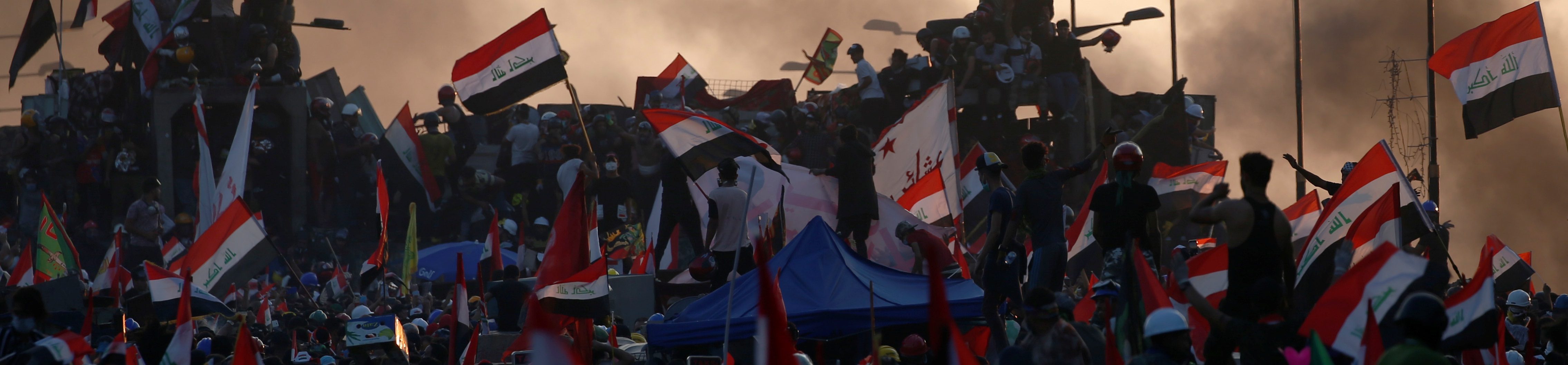 محتجّو العراق يتحدّون رئيس الوزراء ويغلقون جسوراً وطرقات لفرض عصيان عام