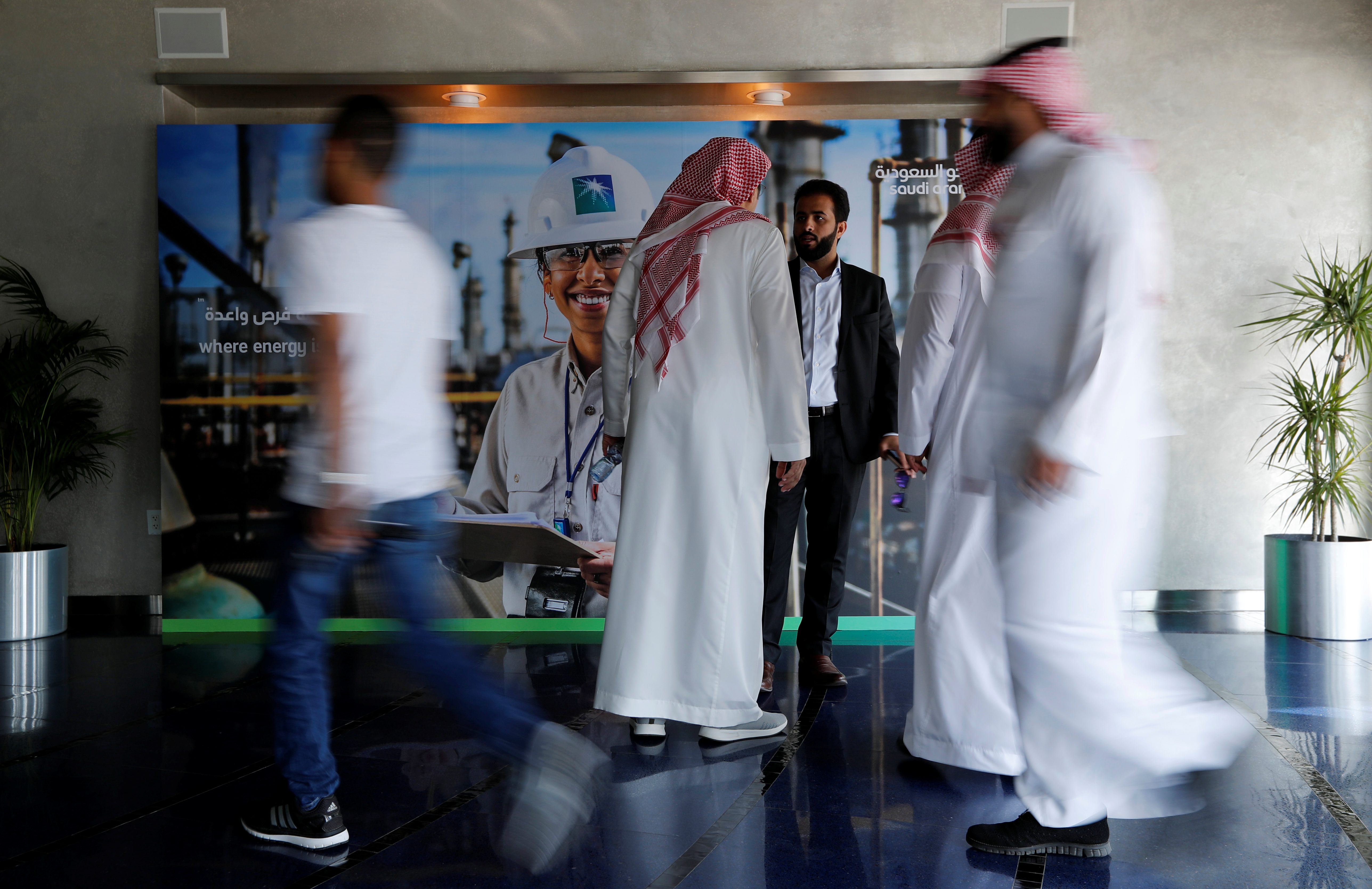إجراءات لتشجيع السعوديين على شراء أسهم أرامكو، بينها حشد لعلماء الدين، وقروض بنكية