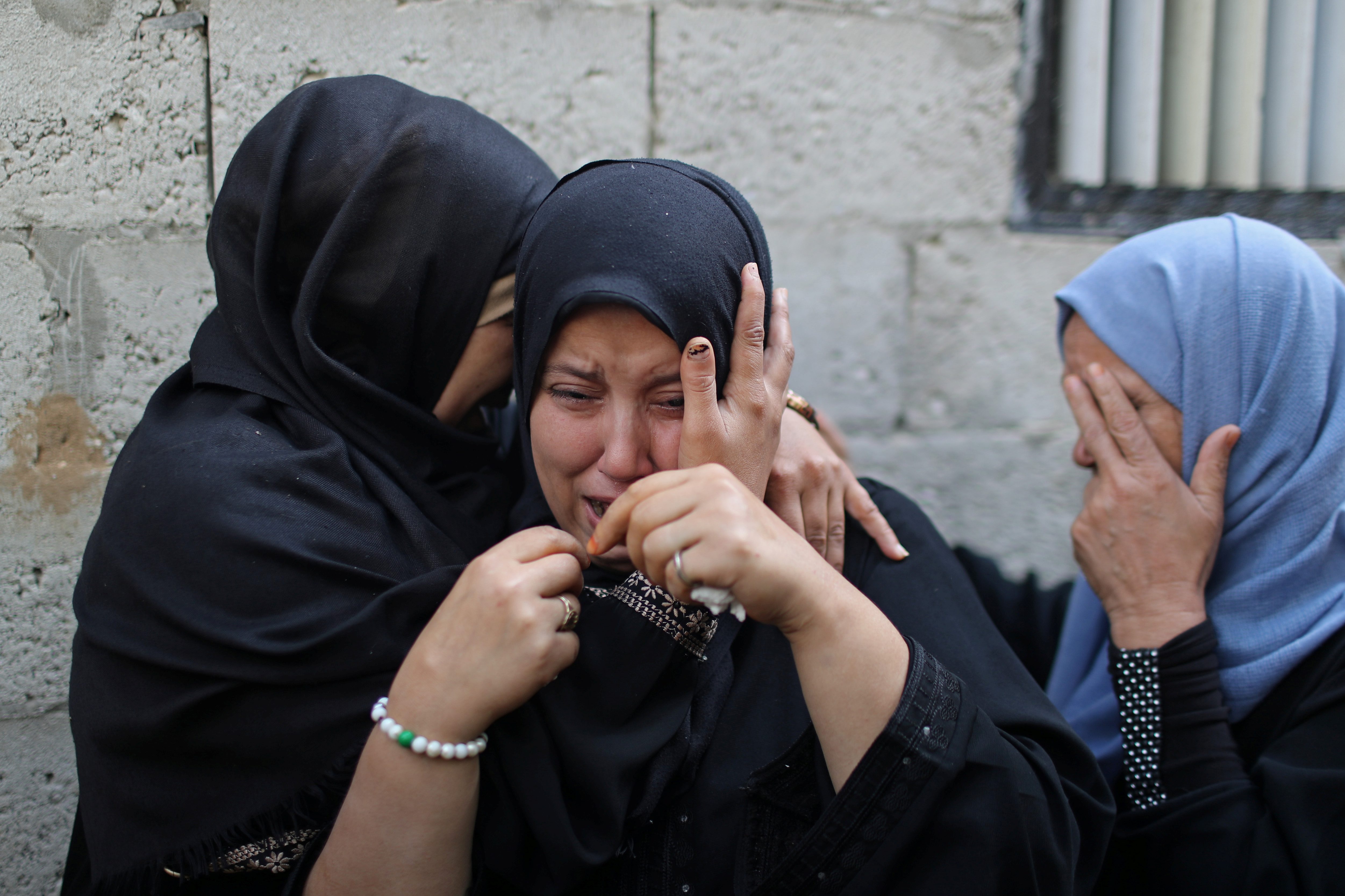 قتلوهم وهم نيام في بيت من الصفيح! غزة تستيقظ على فاجعة قتل إسرائيل لـ8 فلسطينيين من عائلة واحدة