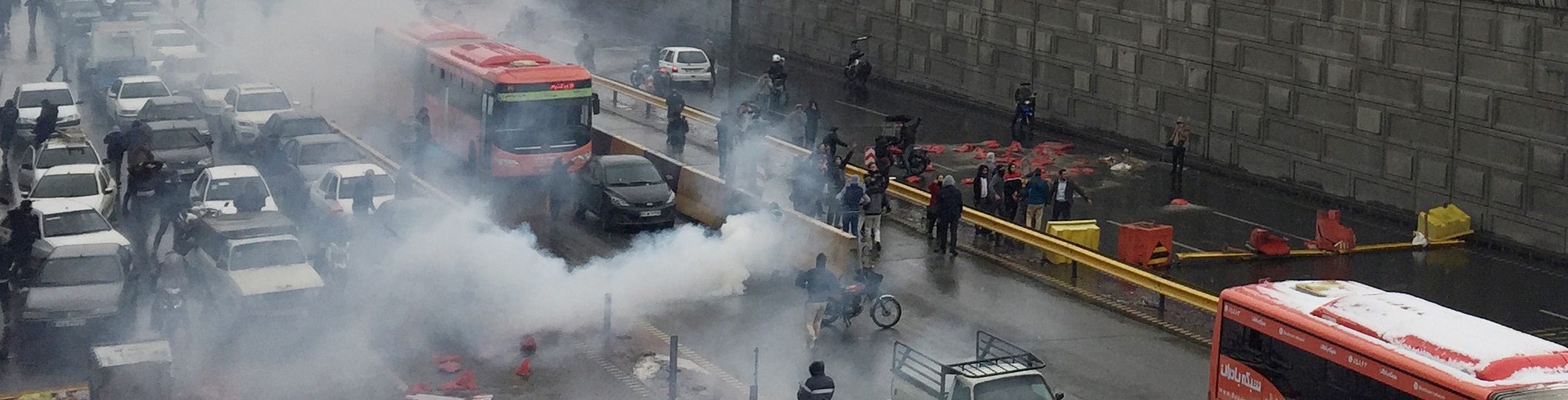 نفوذها السياسي استنزف مواردها.. وجهت إيران أموالها لاحتواء الغضب في لبنان والعراق، فاندلعت تظاهرات شرسة في الداخل