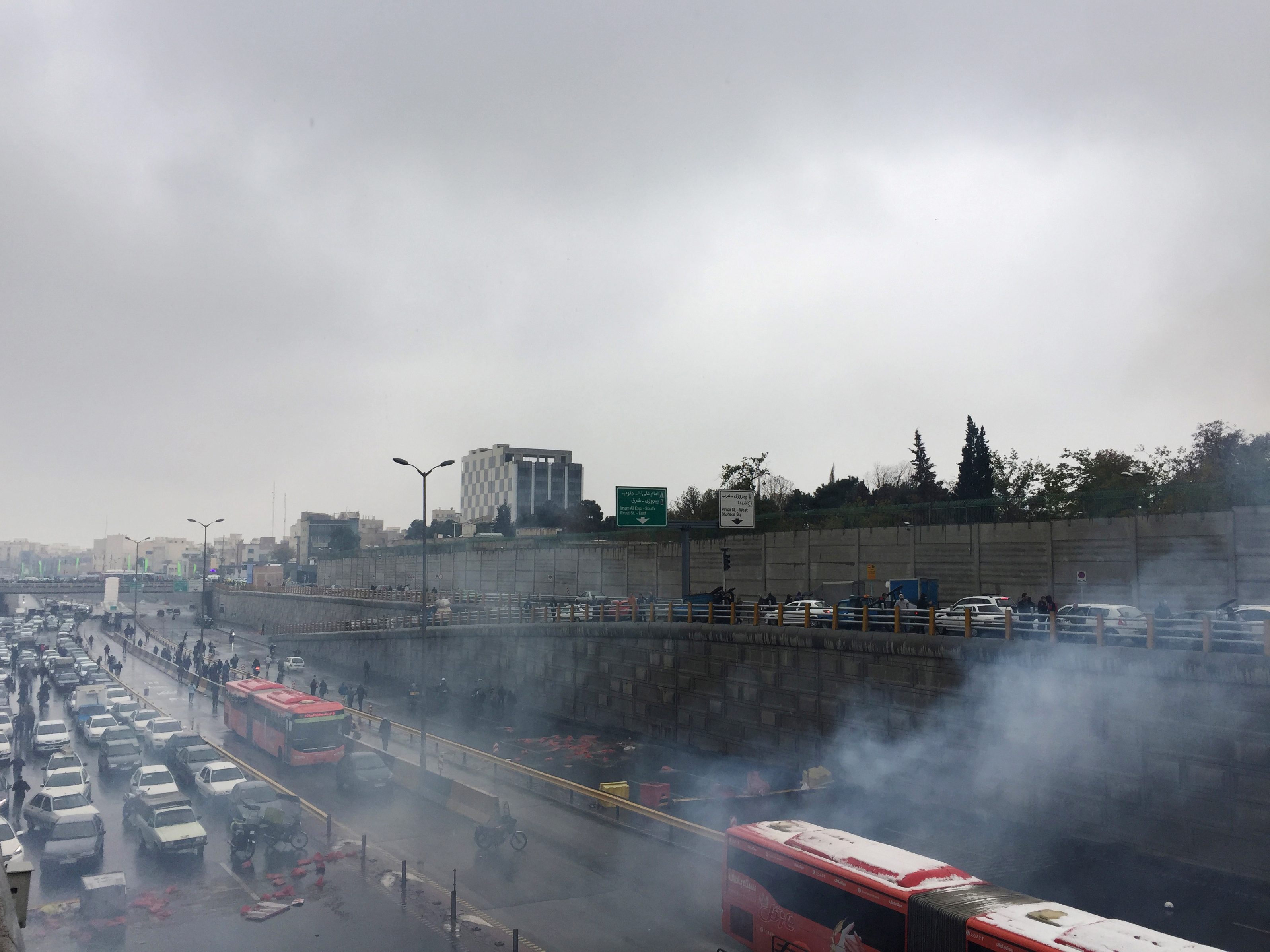 ممثل لخامنئي يهدد باستخدام الحرس الثوري لقمع التظاهرات.. أمهل المحتجين يوماً واحداً واتهمهم بتلقي دعم خارجي