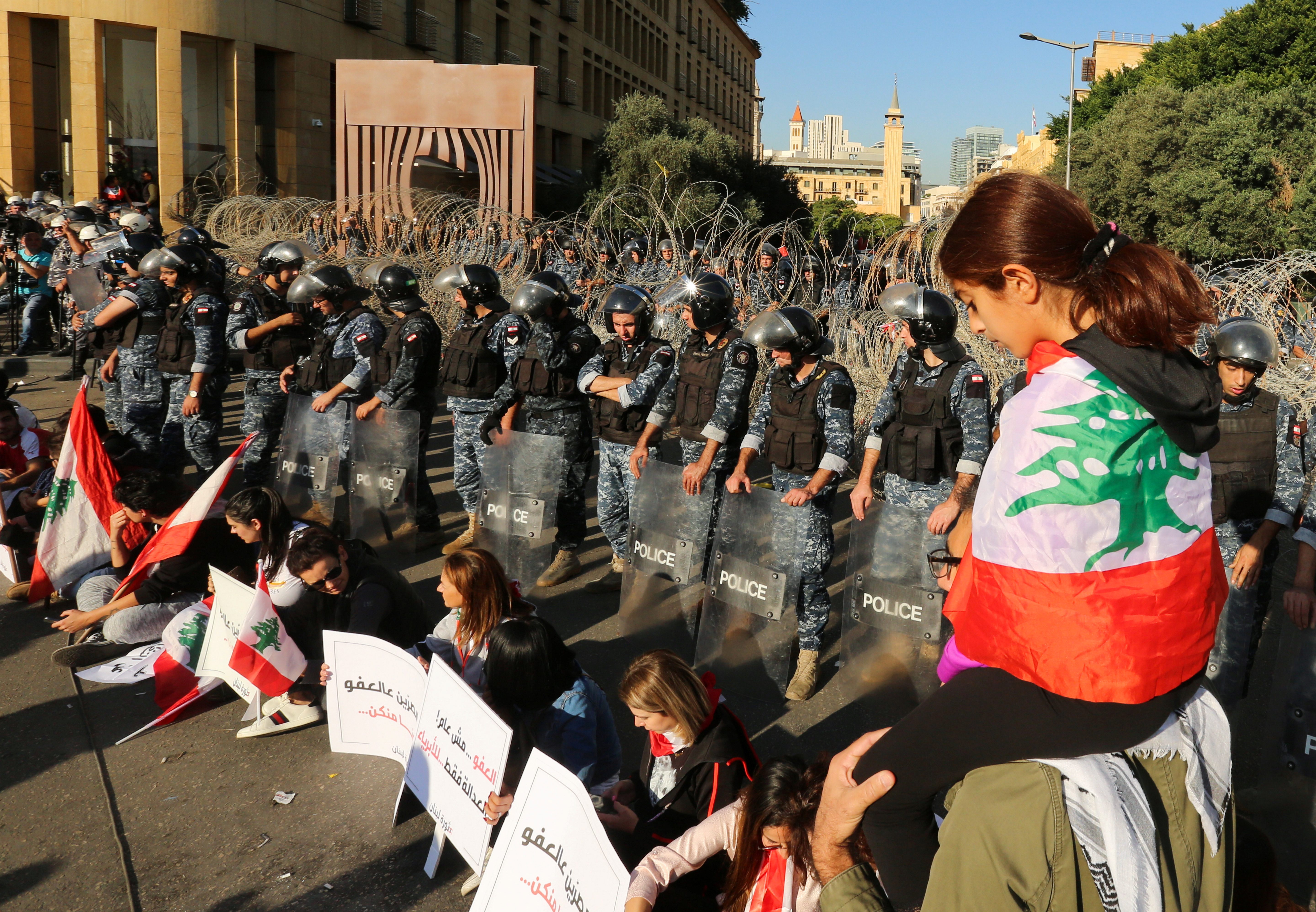 المحتجون في لبنان يمنعون البرلمان من عقد جلسته، والرئيس يعرض حقائب وزارية على ممثلين عن الحراك