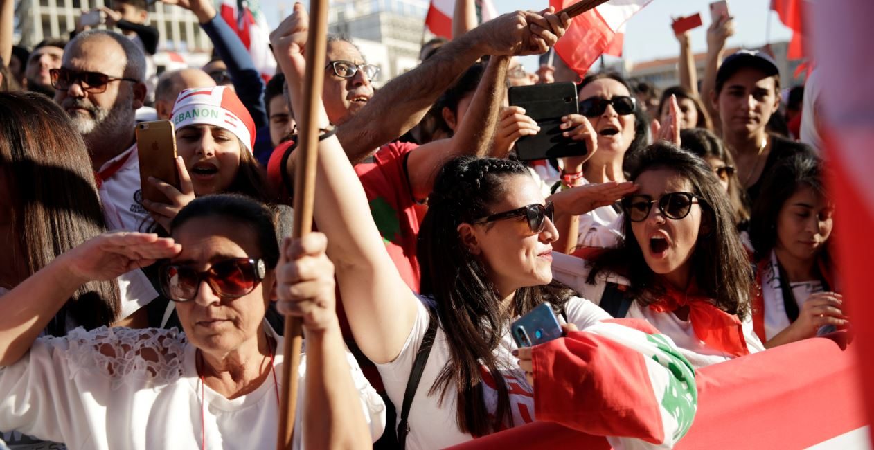 يحيي الحاضرون خلال عرض عسكري ، في الذكرى 76 لاستقلال لبنان ، في ساحة الشهداء في بيروت/رويترز أرشيف