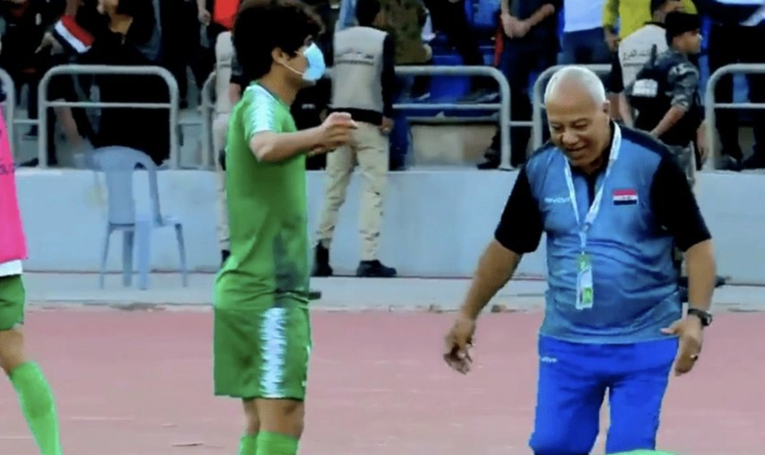 لاعب عراقي يتضامن مع تظاهرات بلده عقب تسجيل هدف بشباك إيران رغم التحذيرات قبل المباراة