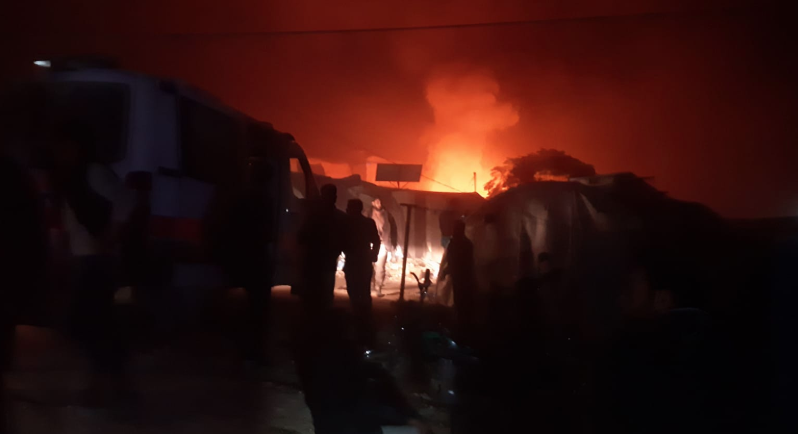 قتلى وجرحى في قصف لقوات الأسد على مخيم للنازحين السوريين عند الحدود مع تركيا