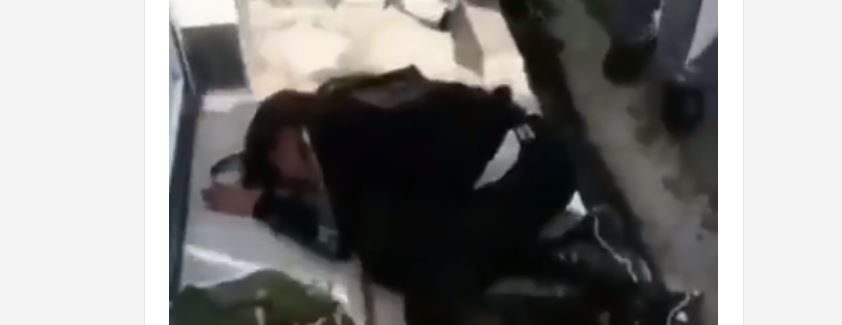 «اقتلوني بدلاً من أبي، أنا خلف الجدار يا أبي».. فيديو لفتاة إيرانية تبكي بشدة عند باب السجن بعد حكم بإعدام والدها