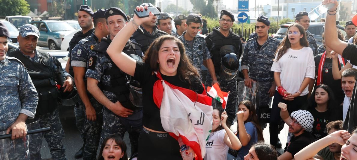 يشهد لبنان منذ 17 أكتوبر/تشرين الأول، تحركاً شعبياً غير مسبوق يهدف إلى محاسبة الفاسدين والطبقة السياسيّة الحاكمة
