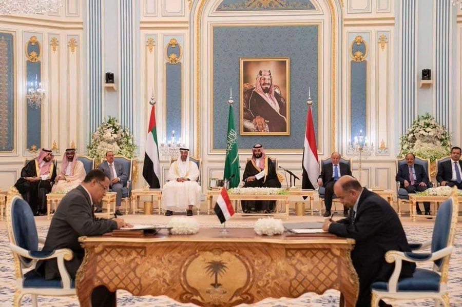 "اتفاق الرياض" تم توقيعه بحضور الرئيس اليمني عبد ربه منصور هادي وولي العهد السعودي محمد بن سلمان وولي عهد أبو ظبي محمد بن زايد