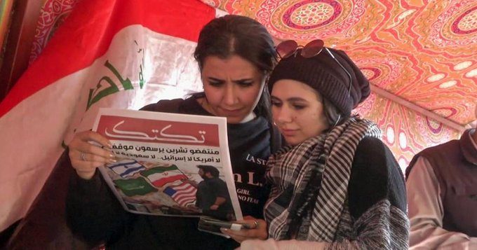 مجهولون يطبعونها ويوزعونها سراً.. قصة صحيفة «تُكتُك» التي تمثل صوت العراقيين من قلب ميدان التحرير
