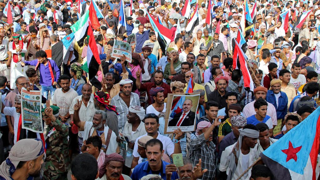 تطبيق «شكلي» لاتفاق الرياض يمكّن الانفصاليين من التحكم الفعلي في عدن.. هل ينهار الاتفاق الذي رعته السعودية؟