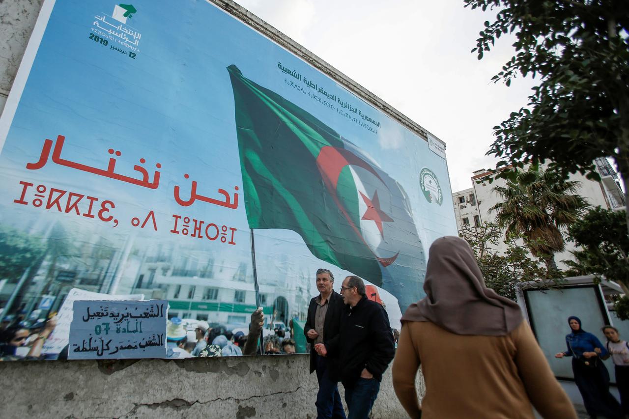 كيف حول المحتجون الجزائريون الانتخابات الرئاسية إلى حملة هزلية؟