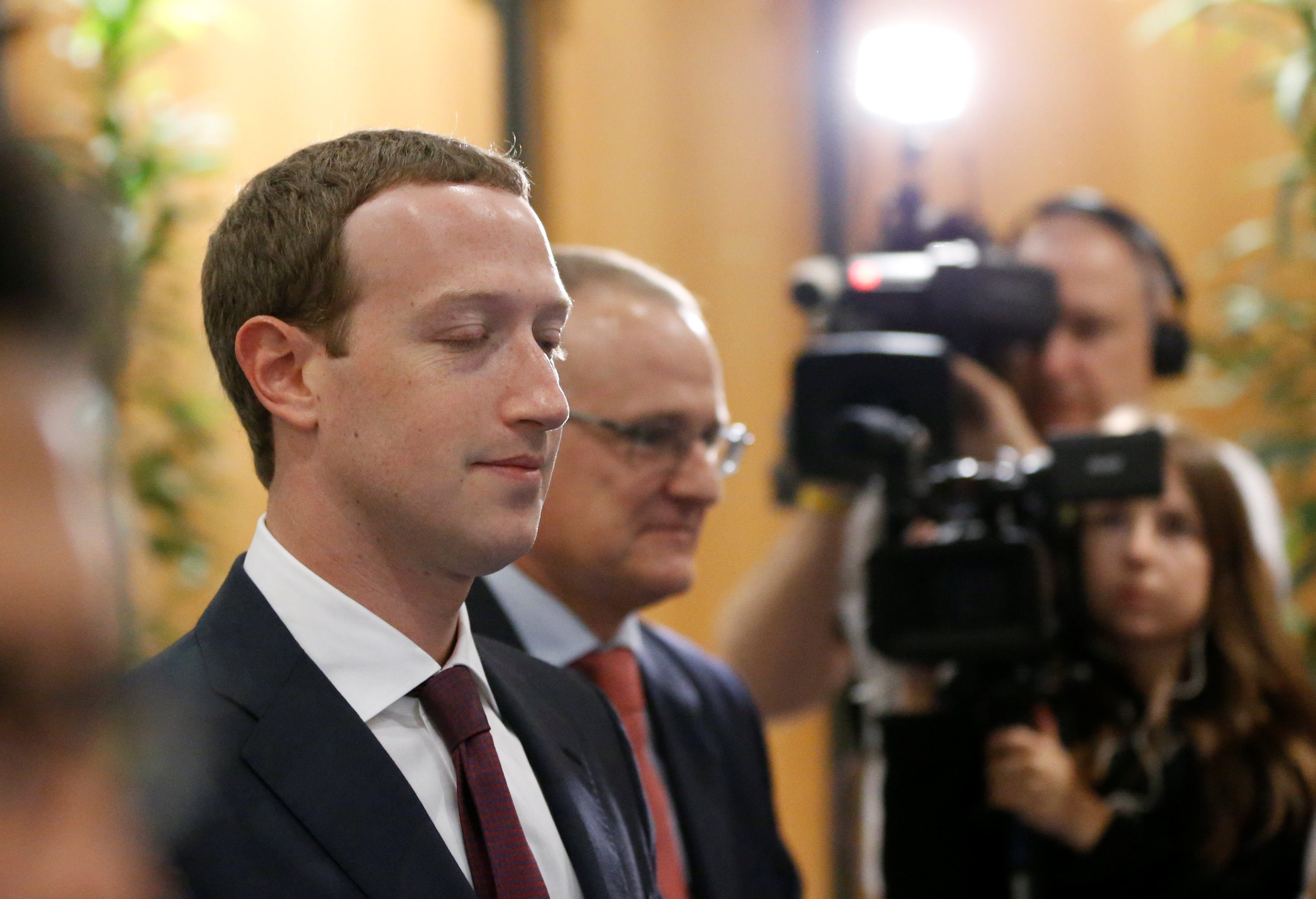 يصل مارك زوكربيرج الرئيس التنفيذي لشركة Facebook إلى البرلمان الأوروبي للإجابة على الأسئلة في بروكسل/رويترز
