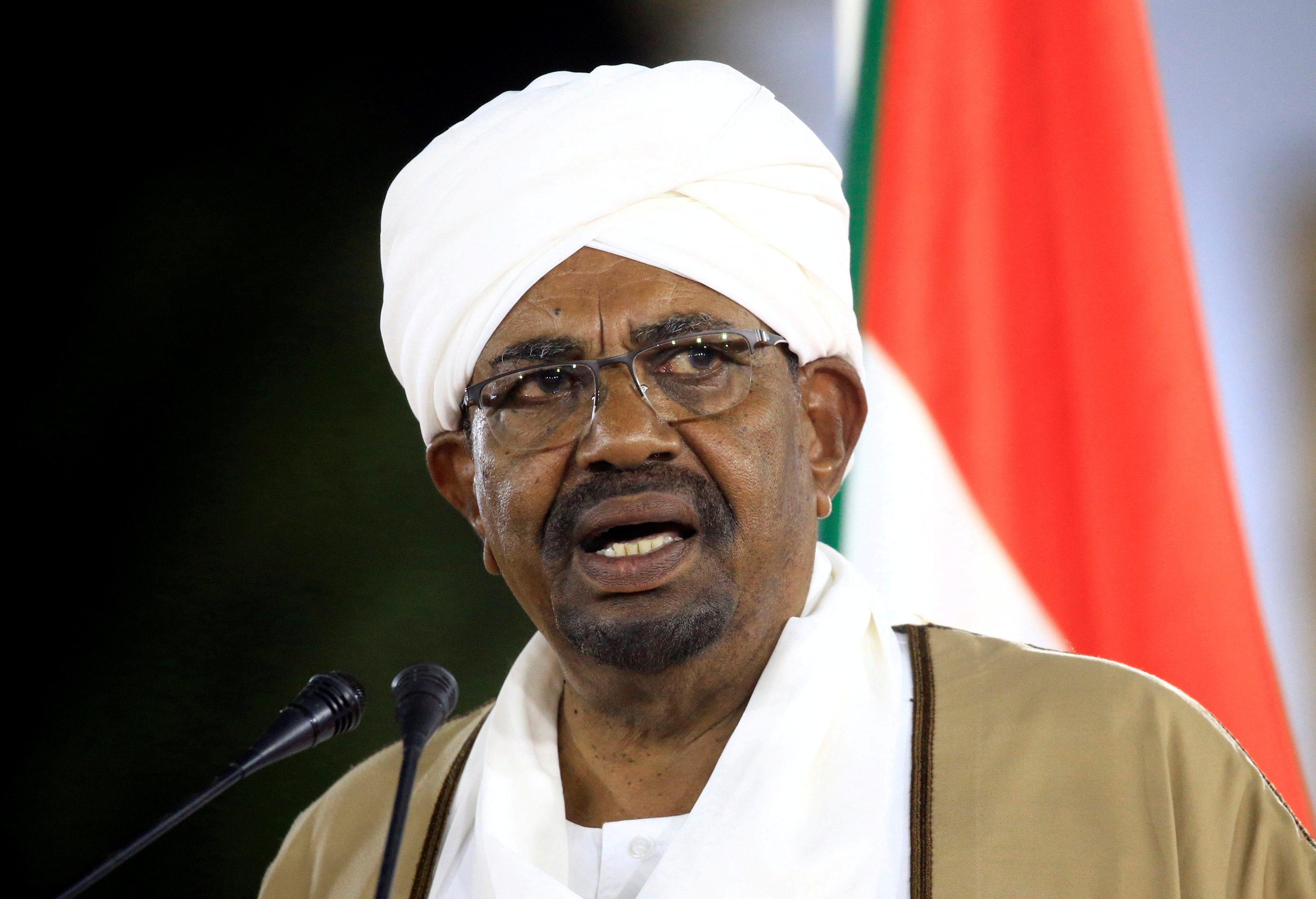 الوضع يخرج عن السيطرة في سجن البشير قبيل إصدار حكم ضده.. محاولة هروب انتهت بإطلاق النار وقتل وإصابة 4 مساجين
