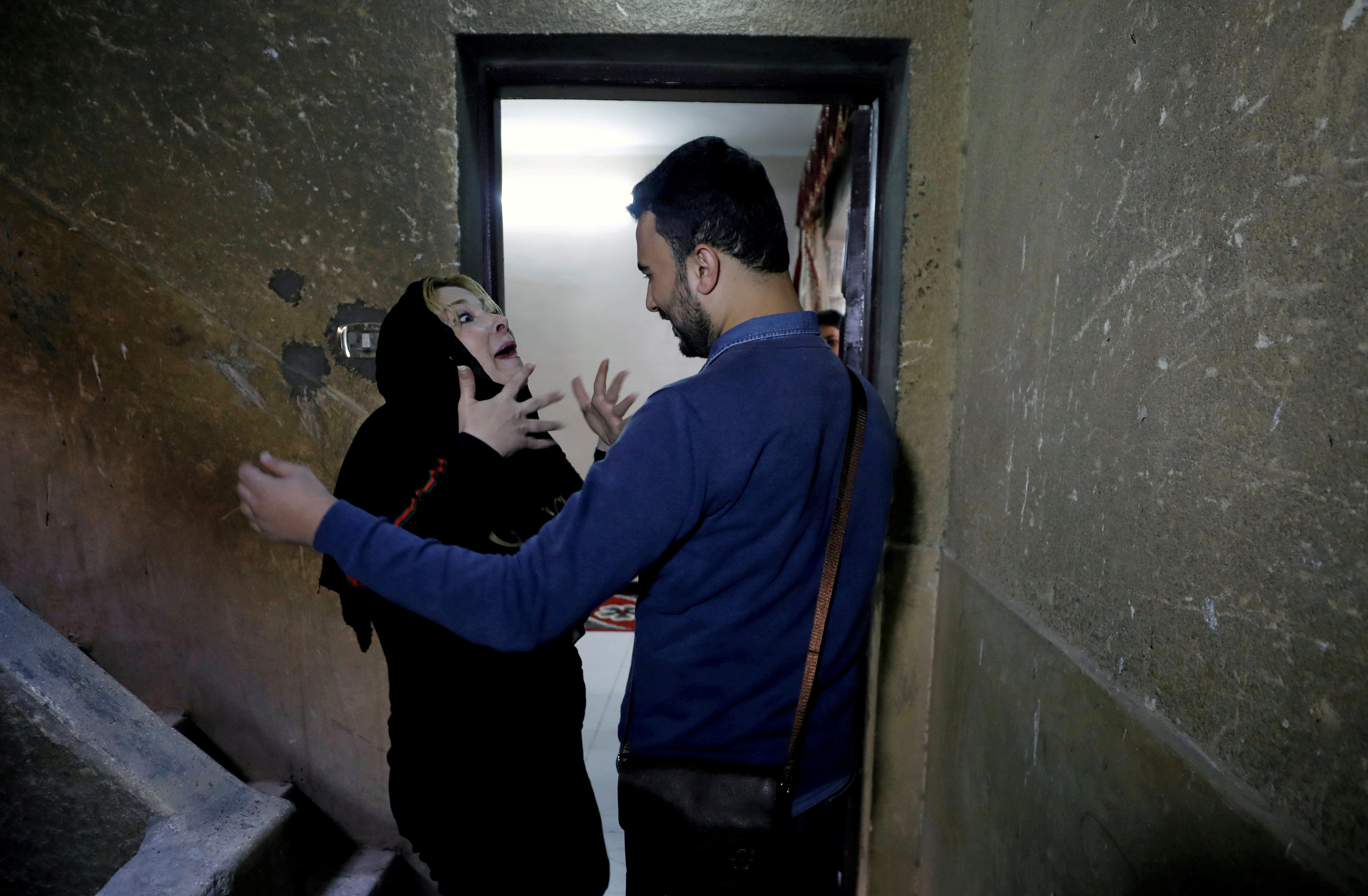 غادرت غزة لتلقي العلاج بالقاهرة ولم تعد! لقاء مؤثر لأم فلسطينية مع ابنها بعد فراق دام 20 عاماً