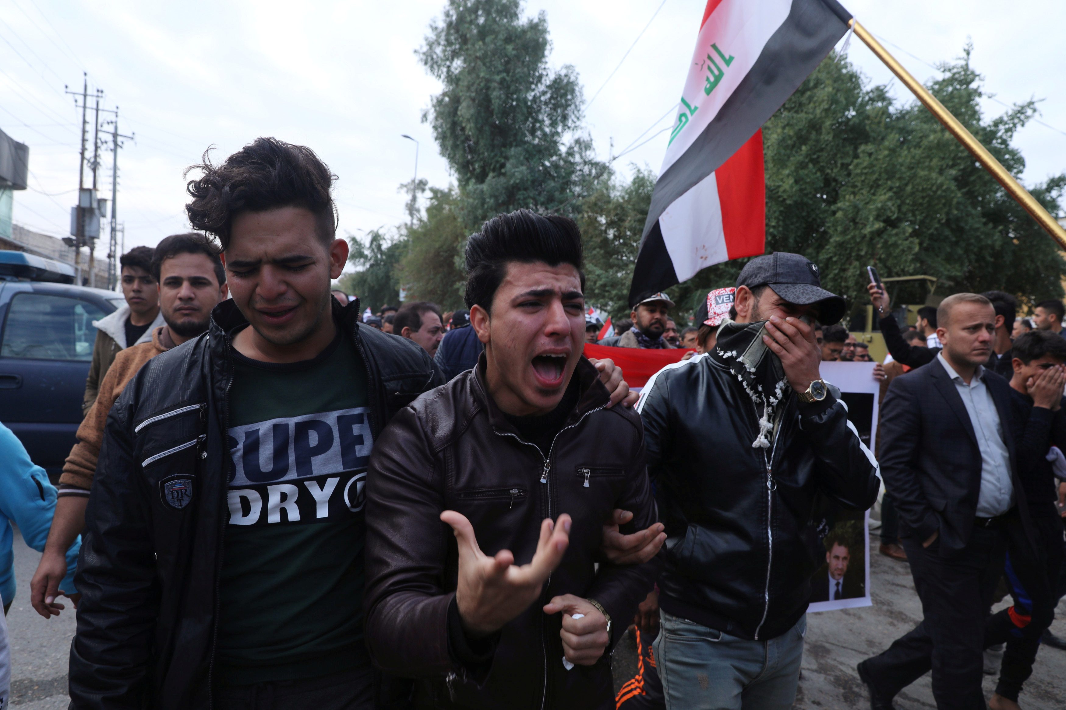 قتل متظاهرين فعلقوه على عمود إنارة.. المحتجون في العراق يتبرأون من الحادث: «هدفهم تشويهنا»