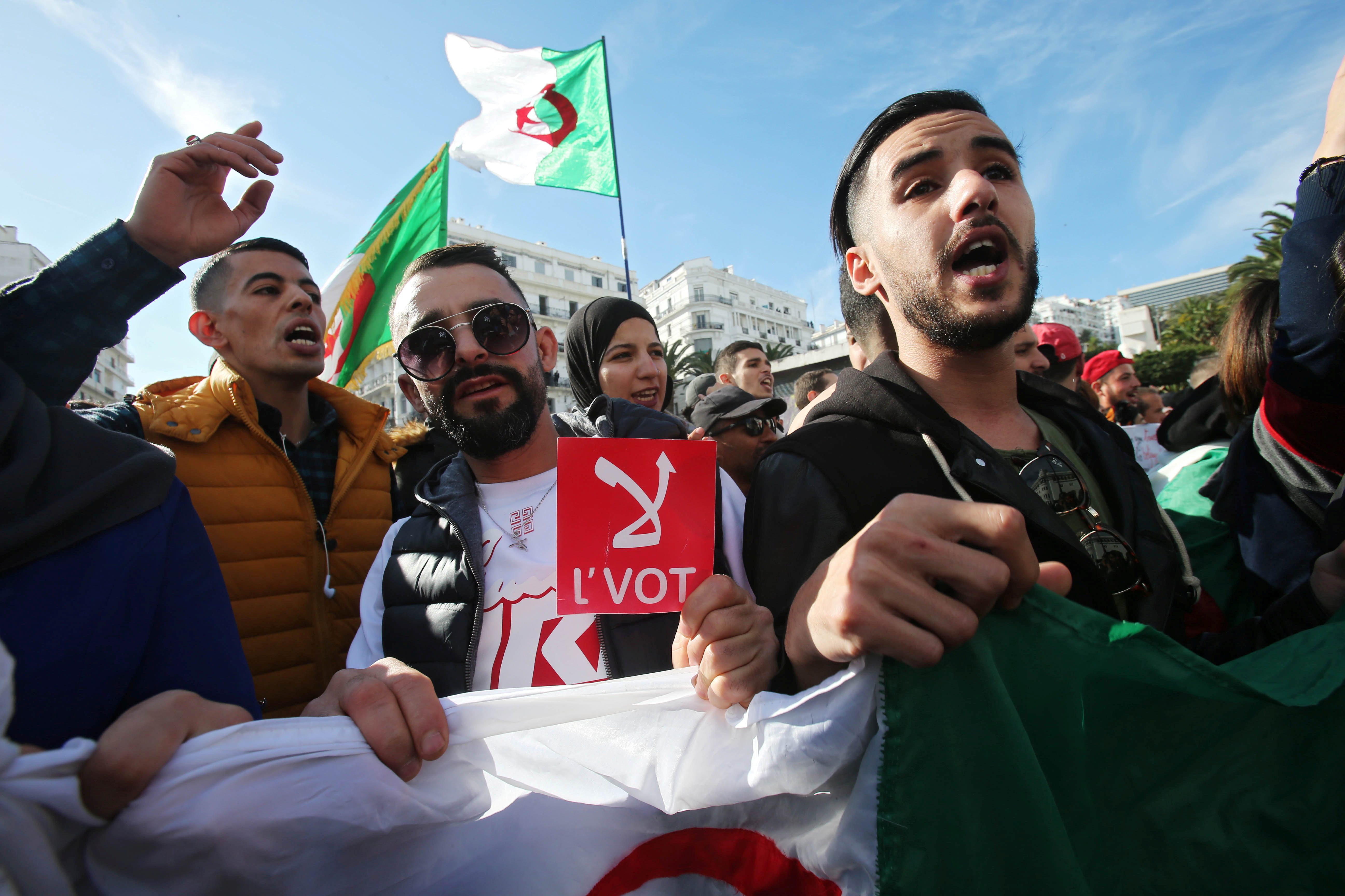 هكذا عبروا عن رفضهم للانتخابات.. جزائريون يقتحمون مراكز التصويت ويكسرون صناديق الاقتراع