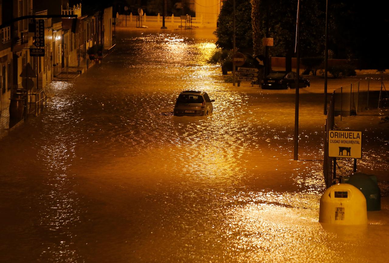 «الأسوأ» في تاريخ البلاد.. لقطات مرعبة تُظهر فيضانات غزيرة تسحب السيارات في إسبانيا