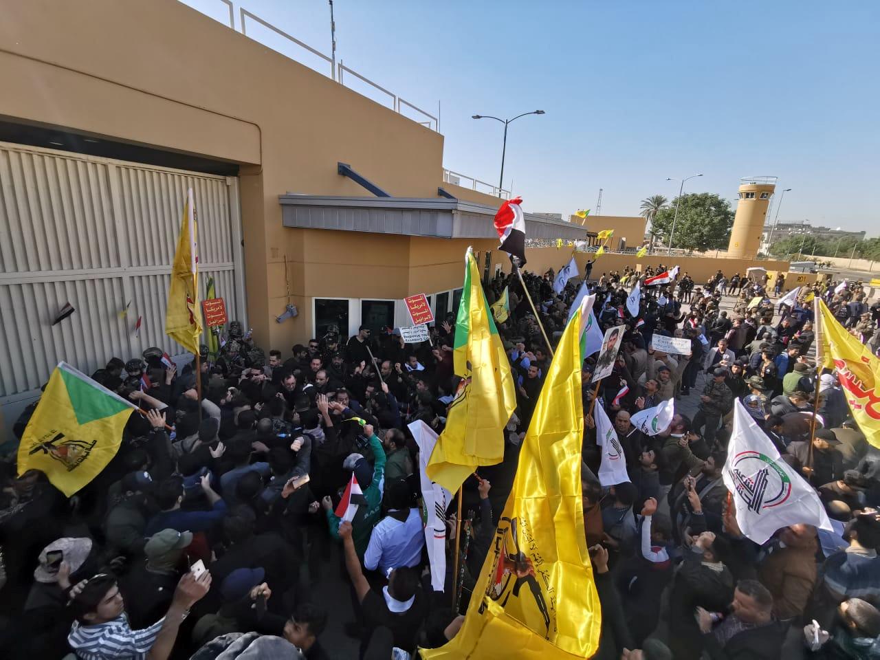 كيف وصل الآلاف للمنطقة الخضراء في بغداد ولماذا لم يقتحموا السفارة الأمريكية؟