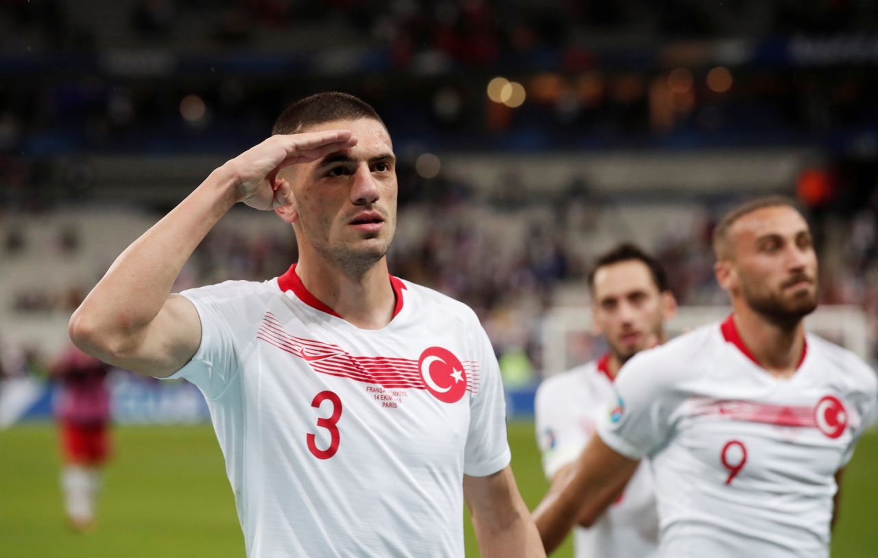 مدافع يوفنتوس الإيطالي والمنتخب التركي مريح ديميرال (رويترز)