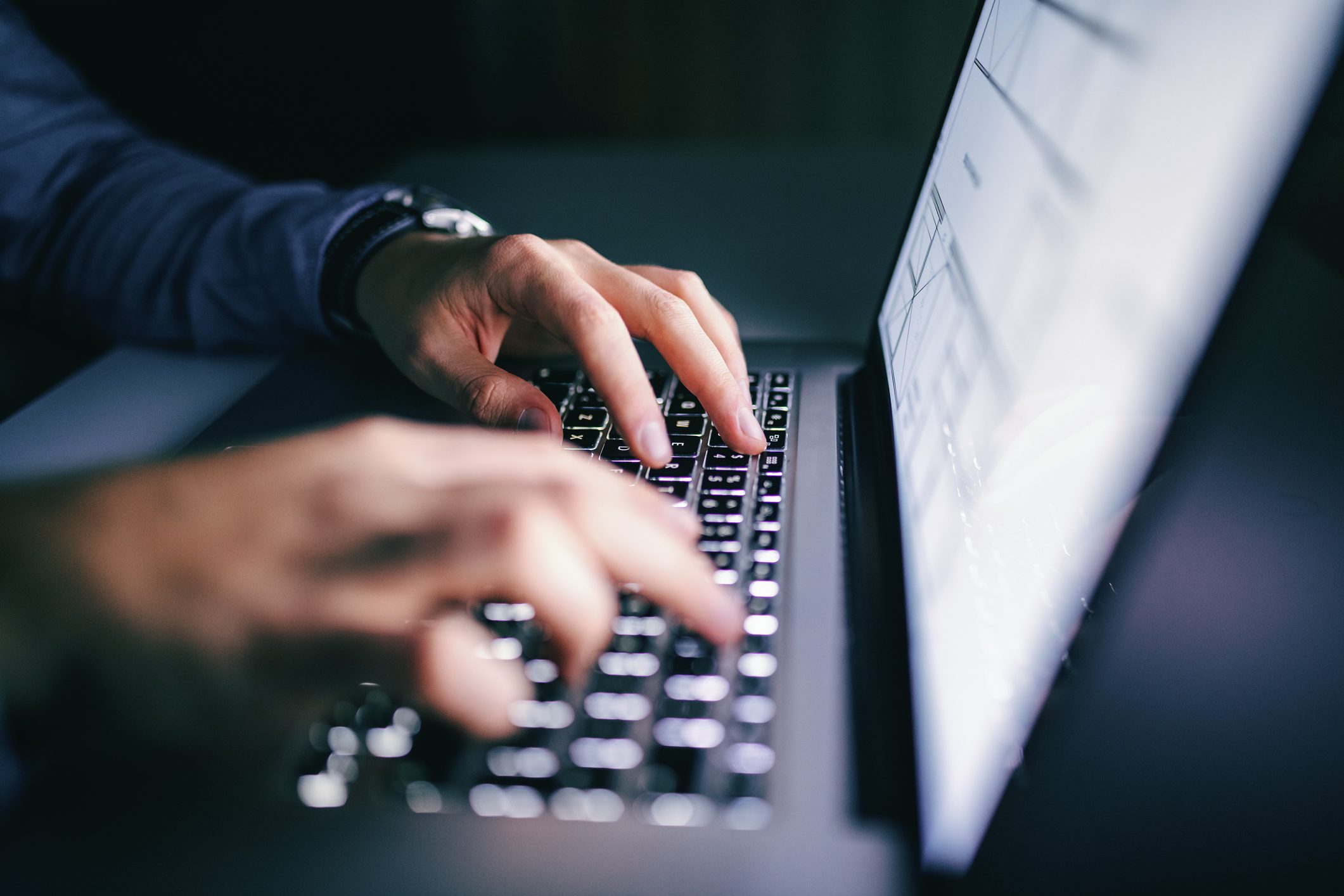 حتى إن لم تكن خاضعاً للمراقبة.. تجنّب فعل هذه الأشياء على حاسوب العمل