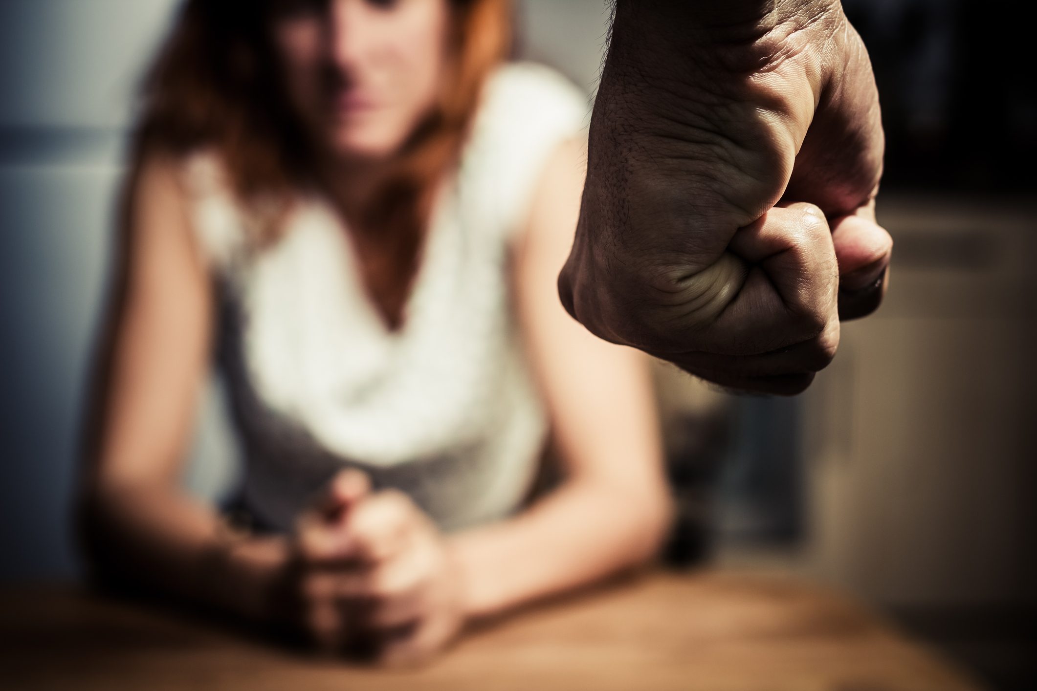 عندما يكون الزوج حنوناً وقاسياً في الوقت ذاته، تكون النتيجة هي متلازمة المرأة المُعنَّفة