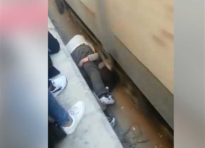 أب مصري يحتضن ابنته وهي مغمى عليها على شريط سكة حديد لإنقاذها.. فيديو