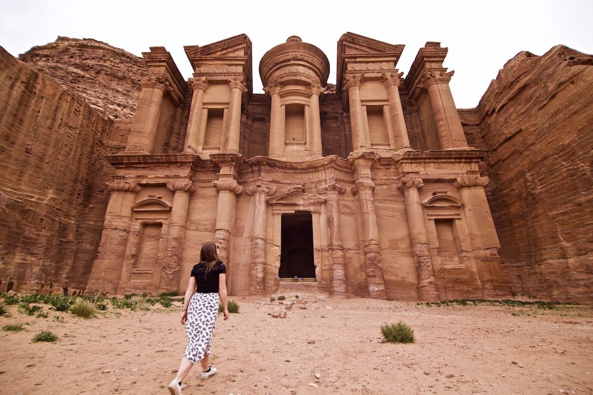 رائحة الروث تملأ الأرجاء وأمي تمتلك الحل.. هل يصل اقتراح أمي بشأن «البتراء» إلى الملك؟