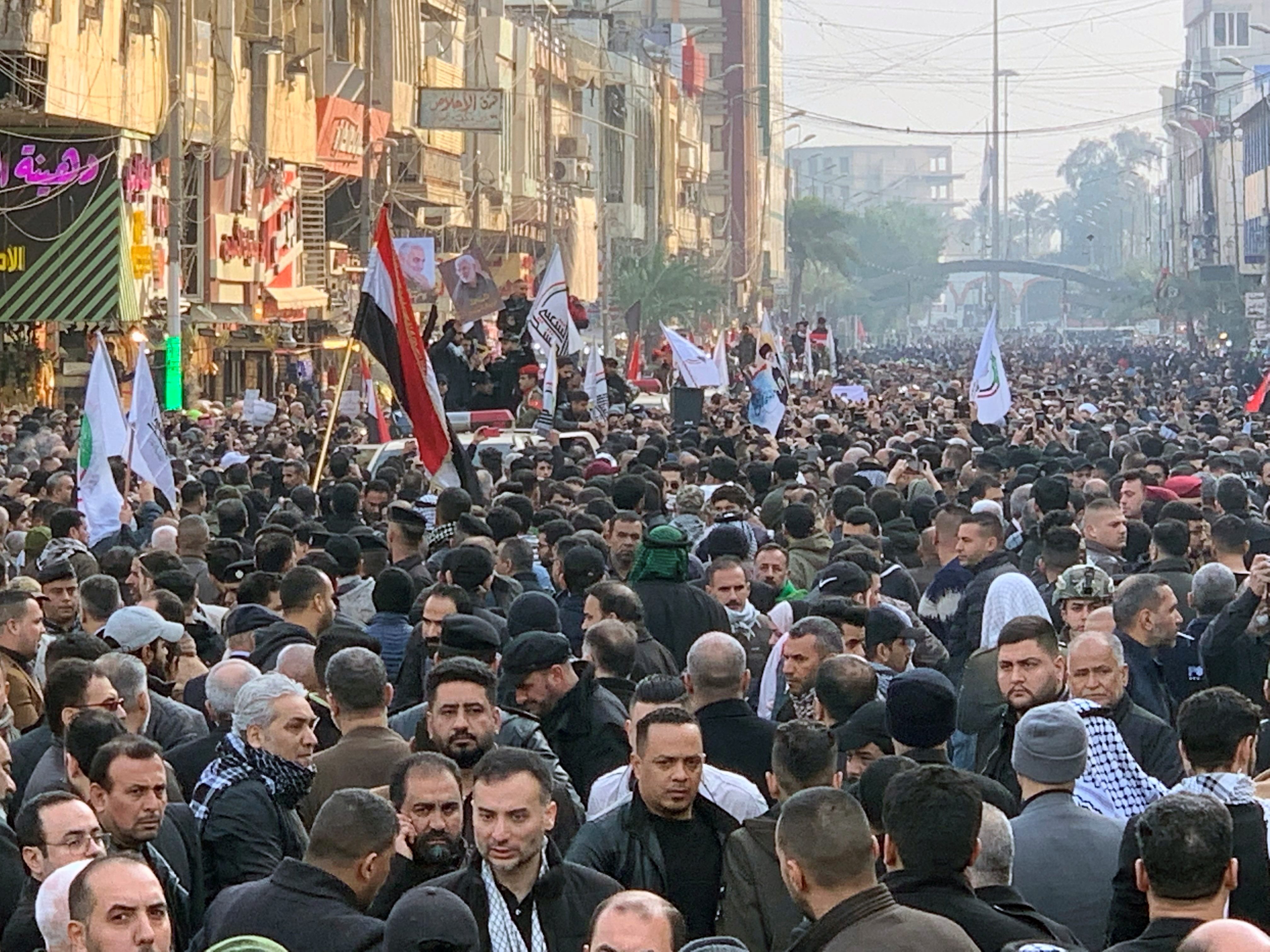 تشييع جثمان سليماني وقتلى الضربة الأمريكية في بغداد، والحشد الشعبي يقيم جنازة لهم بالمنطقة الخضراء