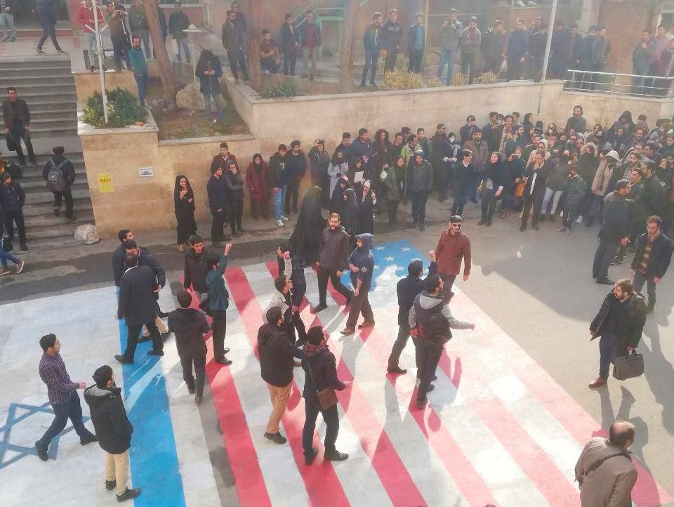ترامب أشاد بموجة الغضب الشعبي لكن ذلك غير كاف.. كيف يمكن لواشنطن أن تستفيد من الأزمة الإيرانية؟
