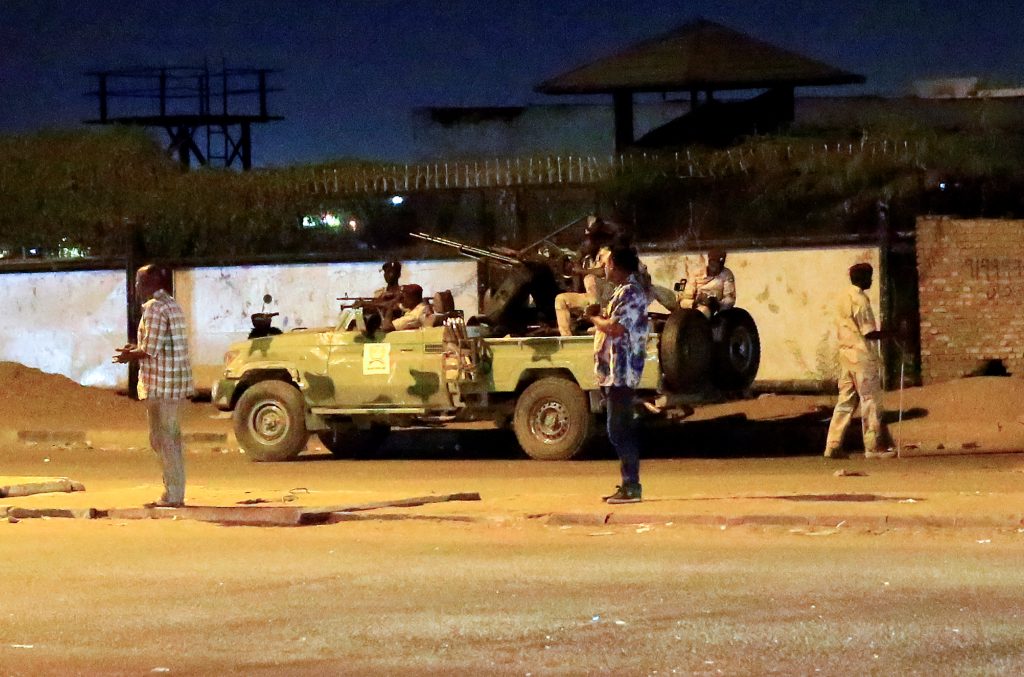 الجيش السوداني يعلن «وأد محاولة انقلاب» بدأت من جهاز المخابرات.. ومقتل عائلة بصاروخ مجهول المصدر