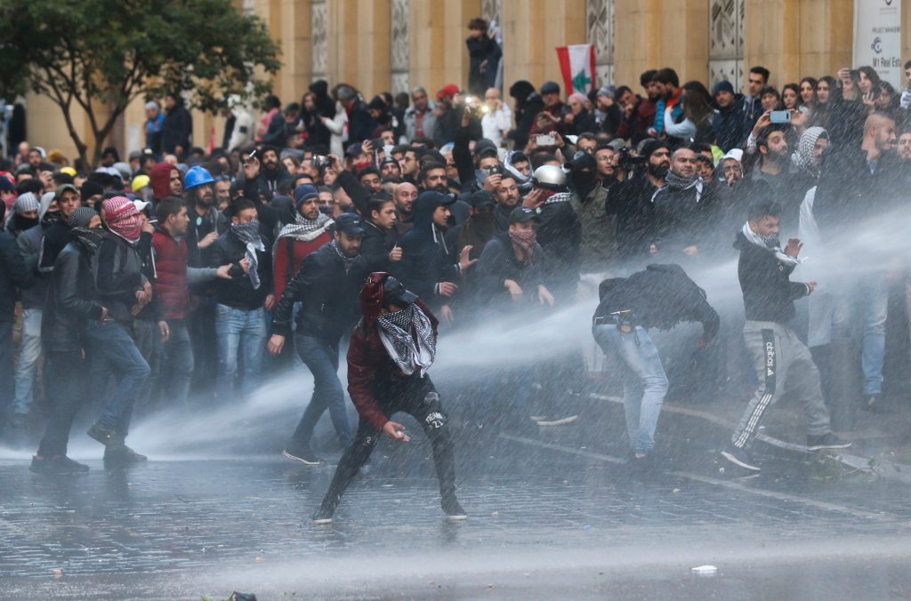 غطى الدخان حياً تجارياً بالعاصمة، في حين أطلقت قوات الأمن وابلاً من قنابل الغاز المسيل للدموع ومدافع المياه