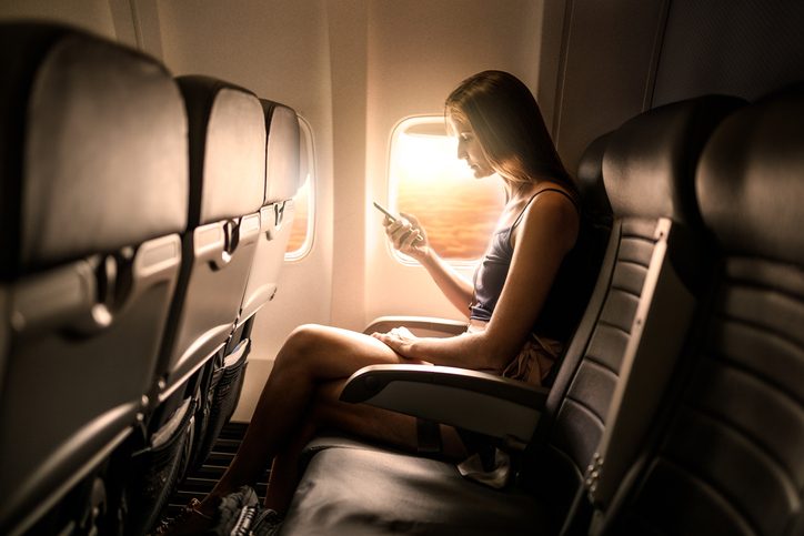 تقول شركة AeroMobile إنها تقترح على عملاء شركات الطيران الإعلان عن تطبيق رسوم التجوال على متن الطائرة