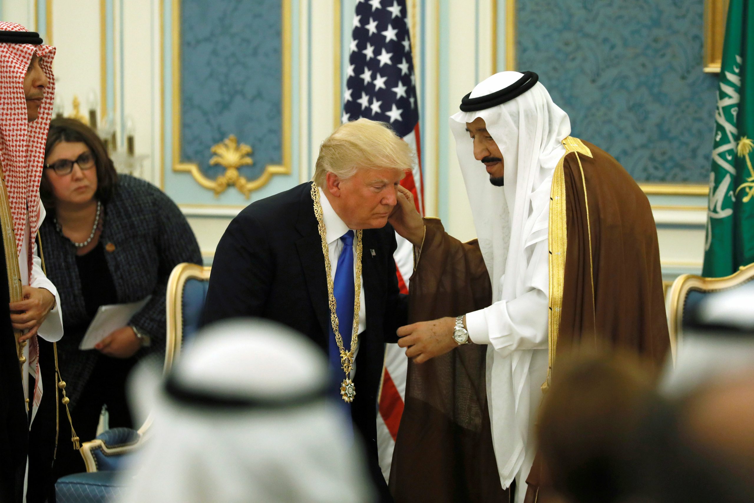 بينها هدايا من السيسي وملك السعودية وولي عهده.. سجل الهدايا المقدمة لترامب يكشف تراجع سخاء الزعماء الأجانب