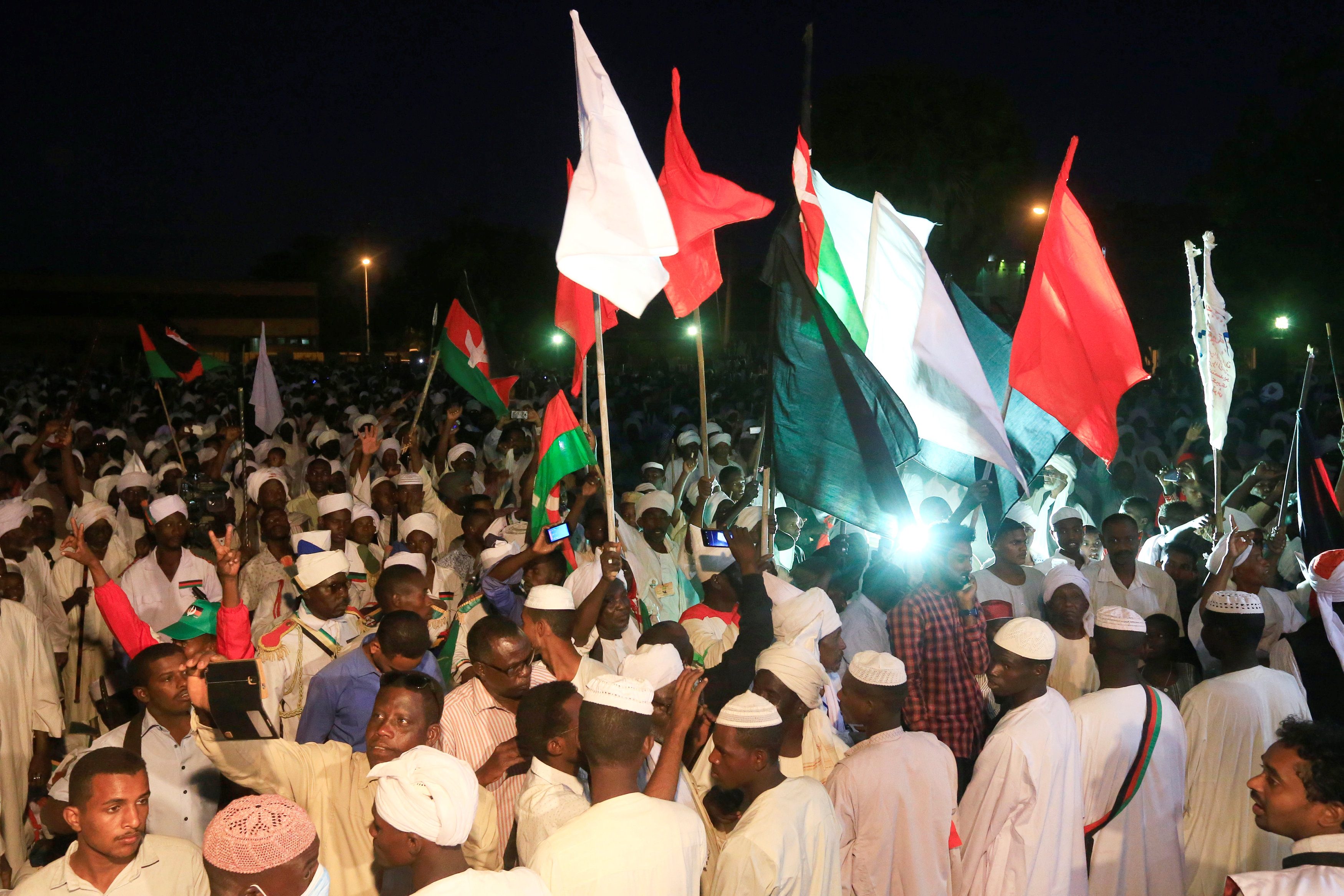 أزمة الخبز والوقود تتفاقم في السودان.. الاحتجاجات تصل العاصمة والسكان يخرجون في مظاهرات ليلية