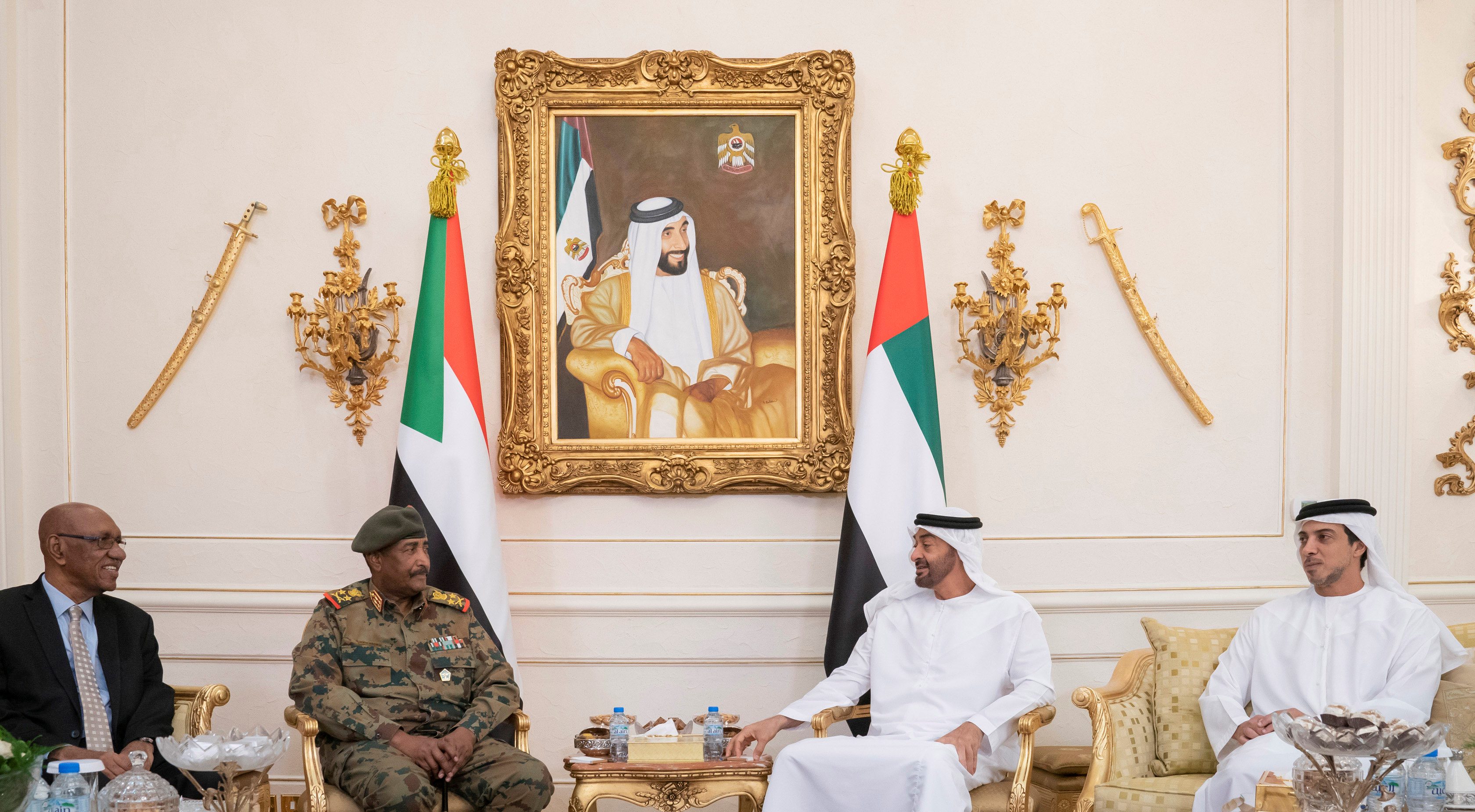 أسوشييتد برس: الإمارات رتبت لقاء نتنياهو والبرهان بعلم من السعودية ومصر.. تفاصيل جديدة عن الاجتماع السري